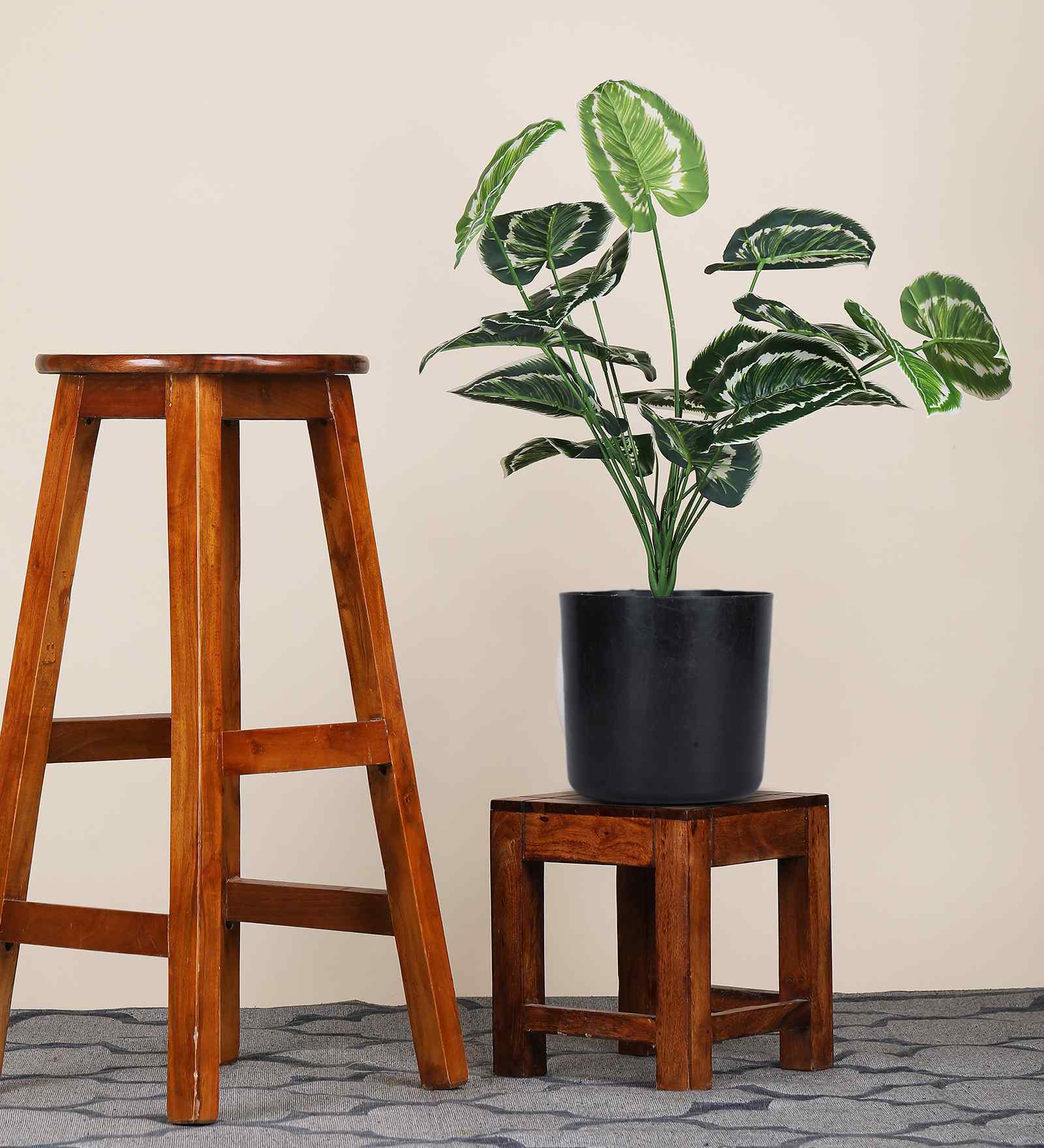 Green Money Plant-W In Black Pot With White Stones Artificial Plant