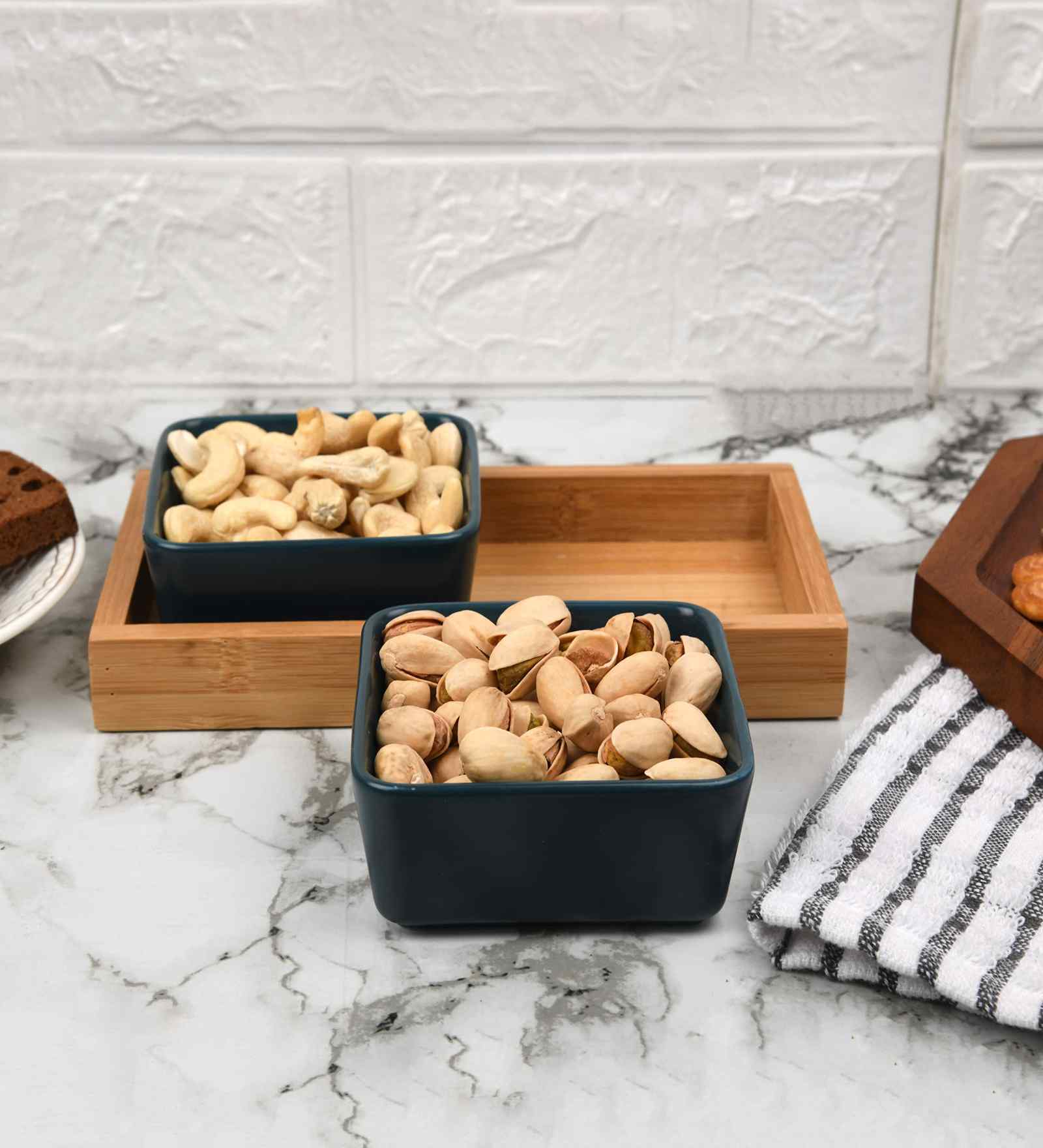 (Set of 3) Glossy Ceramic Bowls with Rectangular Serving Tray (Green) (Set of 3) Glossy Ceramic Bowls with Rectangular Serving Tray (Green)