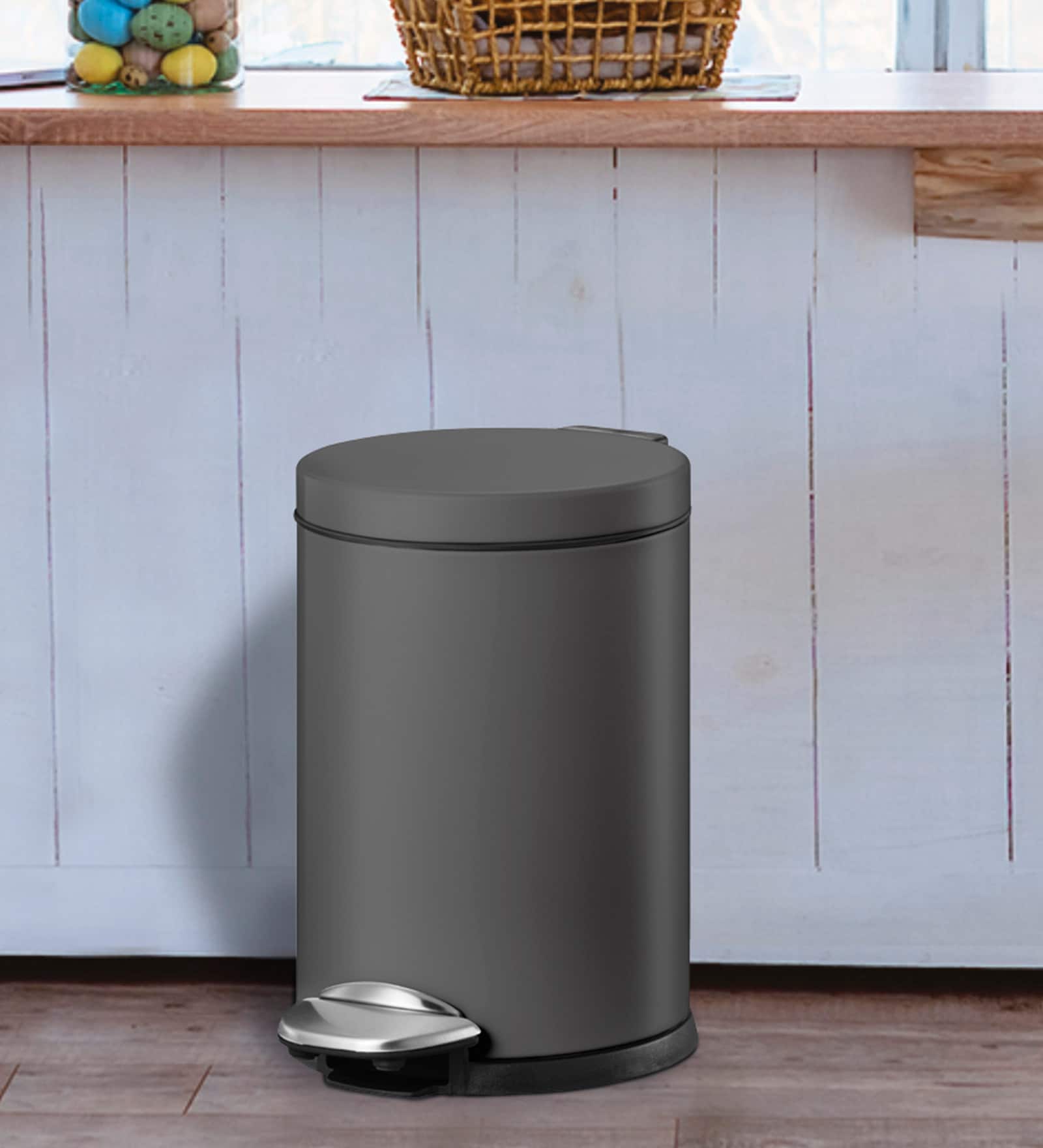 1.5 Litre Black Stainless Steel Dustbin