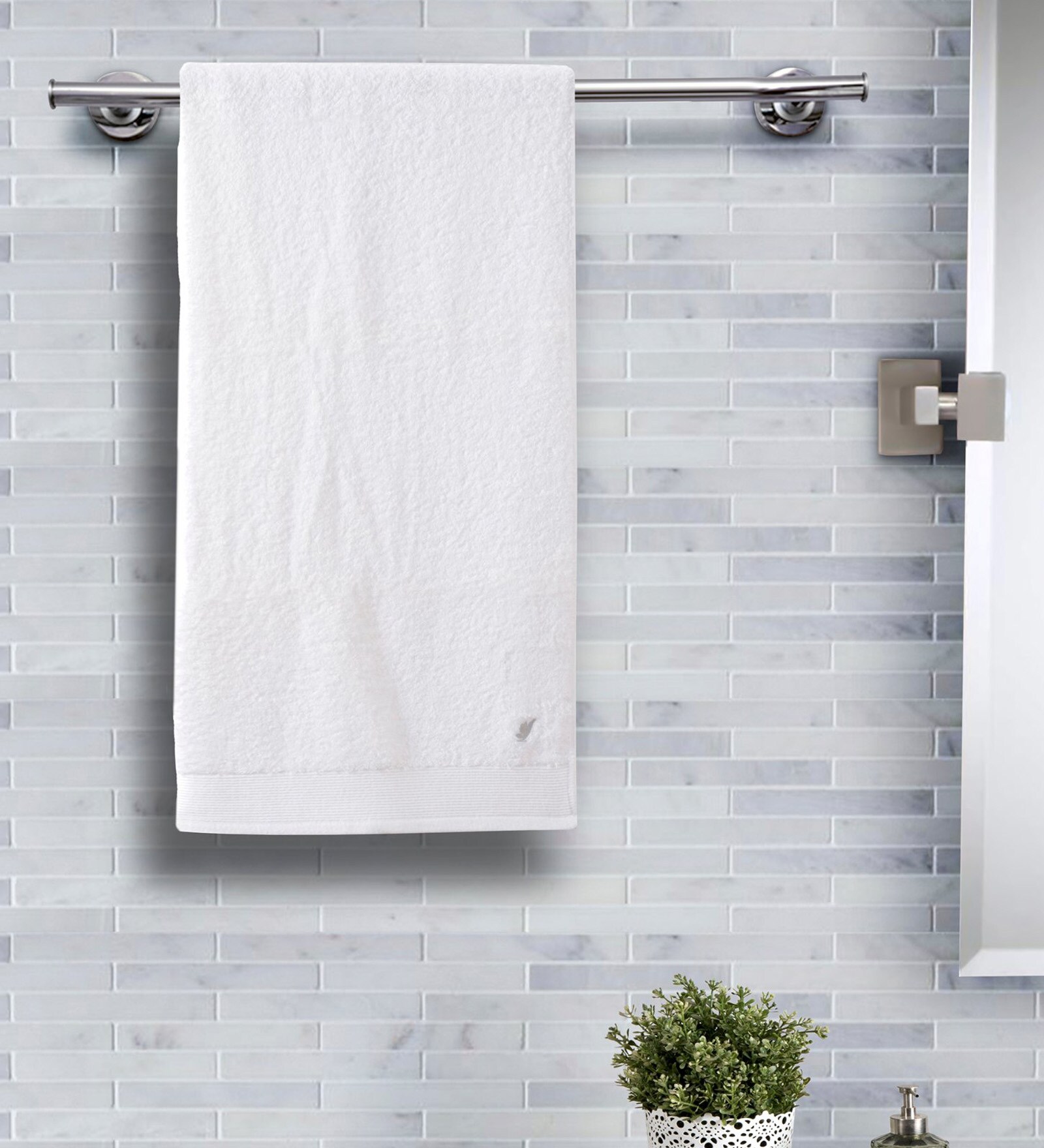 White Solid 550 GSM 100 % Cotton Bath Towel