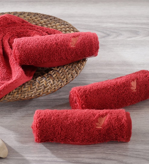 Red Solid 550 GSM 100 % Cotton Face Towels (Set of 4)