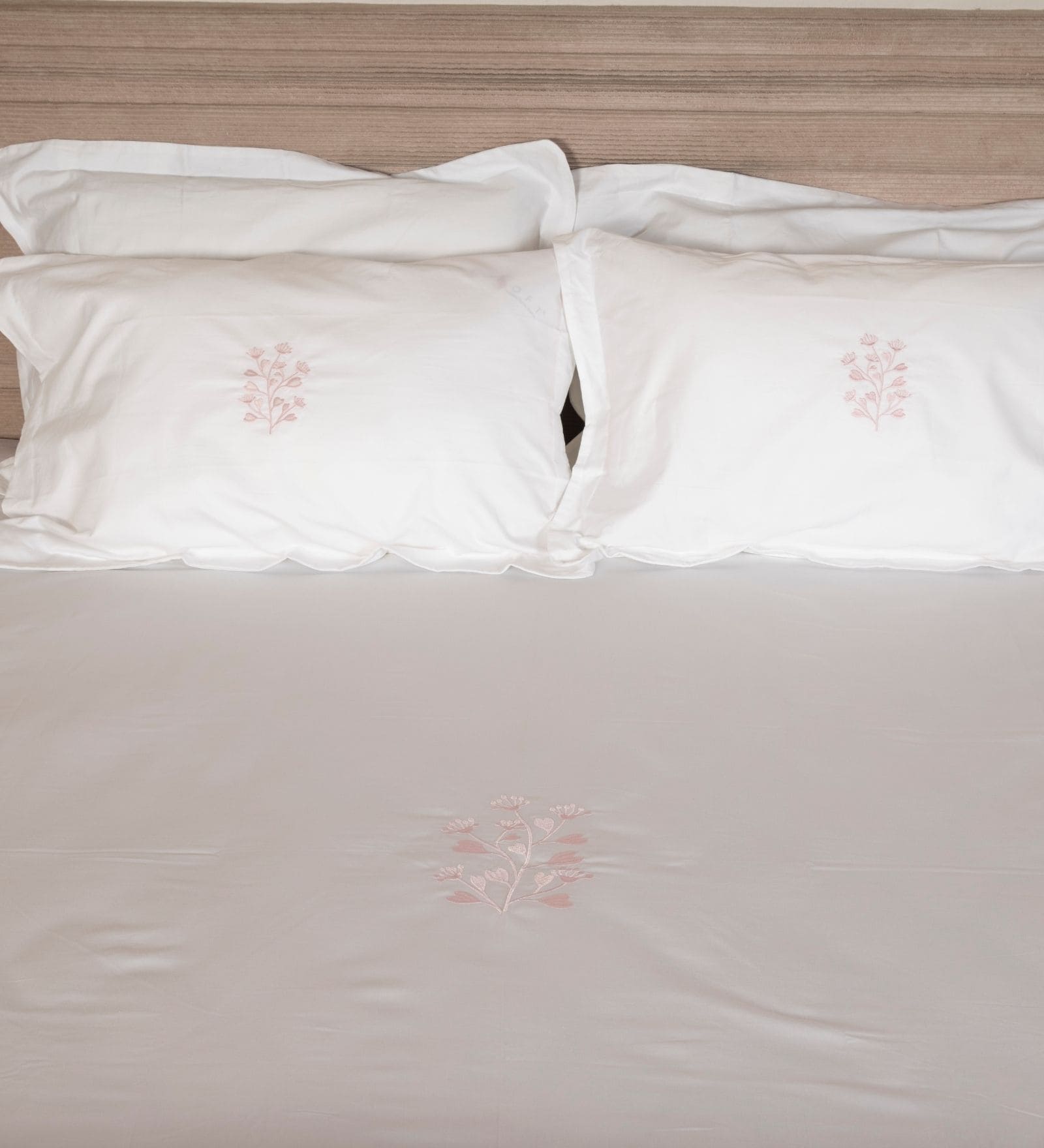 White With Pink 500 Tc Cotton Contrast Embroidered Bedsheet Set With 2 Pillow Covers