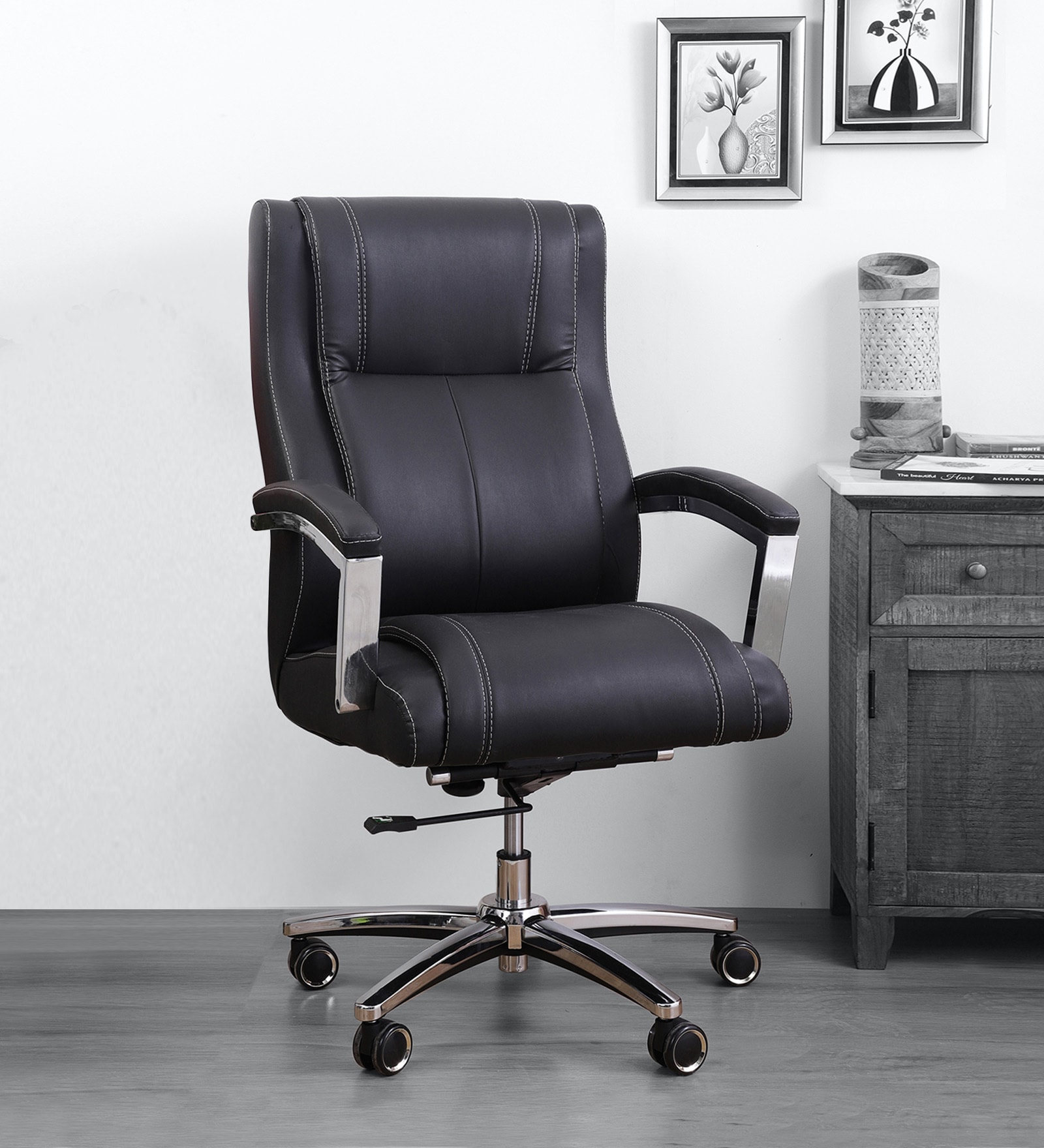 Affarista Executive Chair in Black Colour
