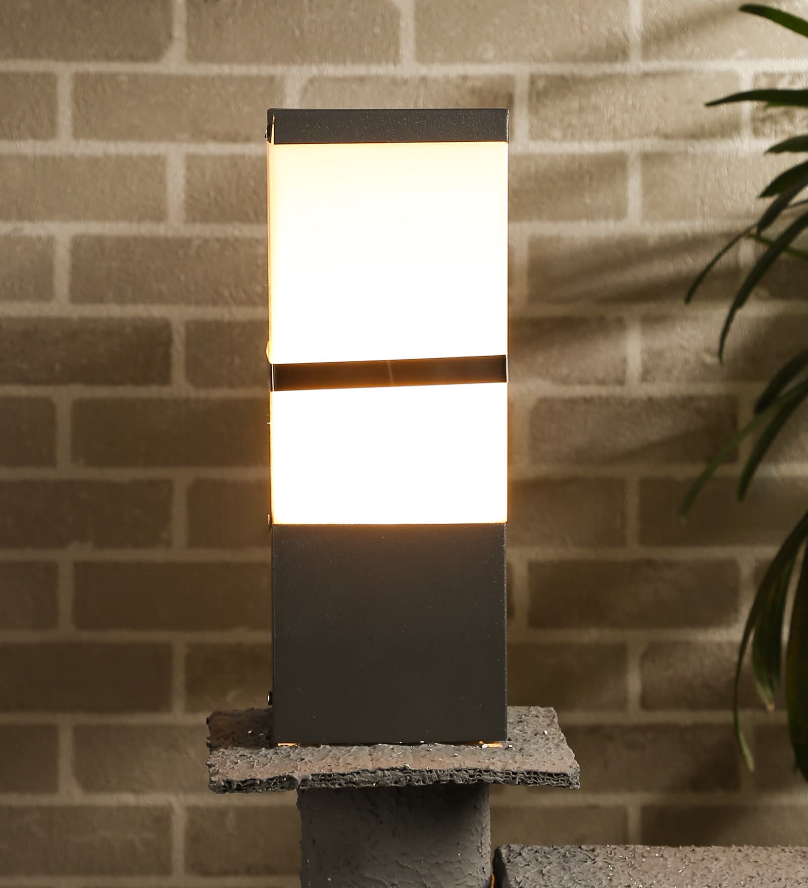 Lyster Black Metal Gate Light