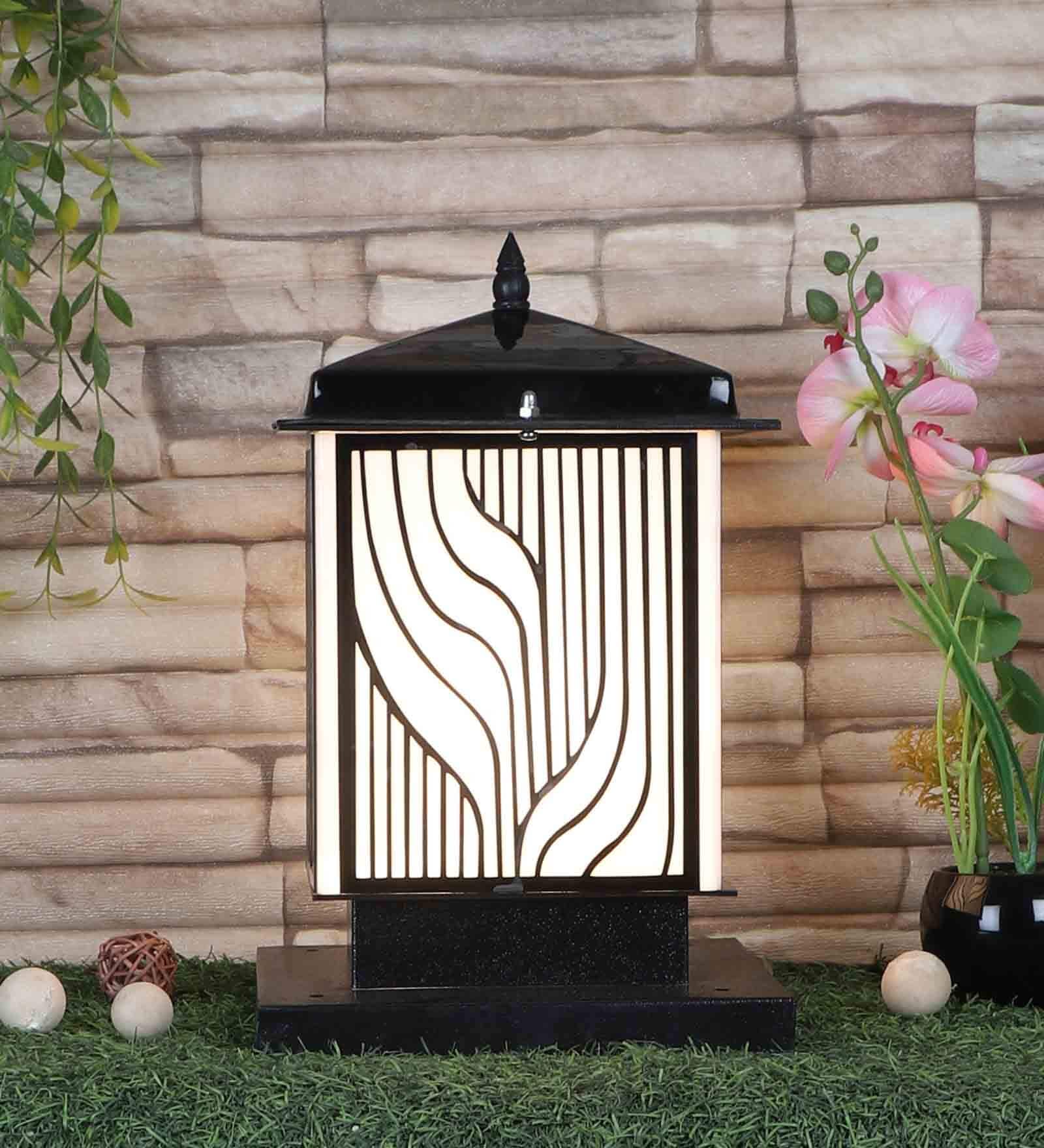 Nivi Black Iron Gate Light