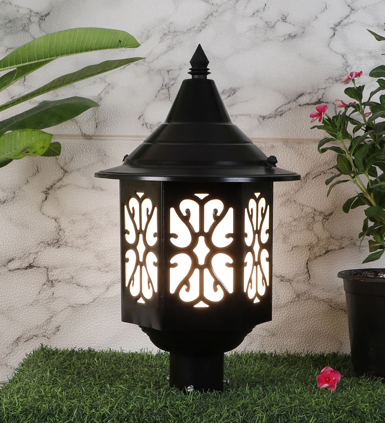 Crisanto Black Iron Gate Light