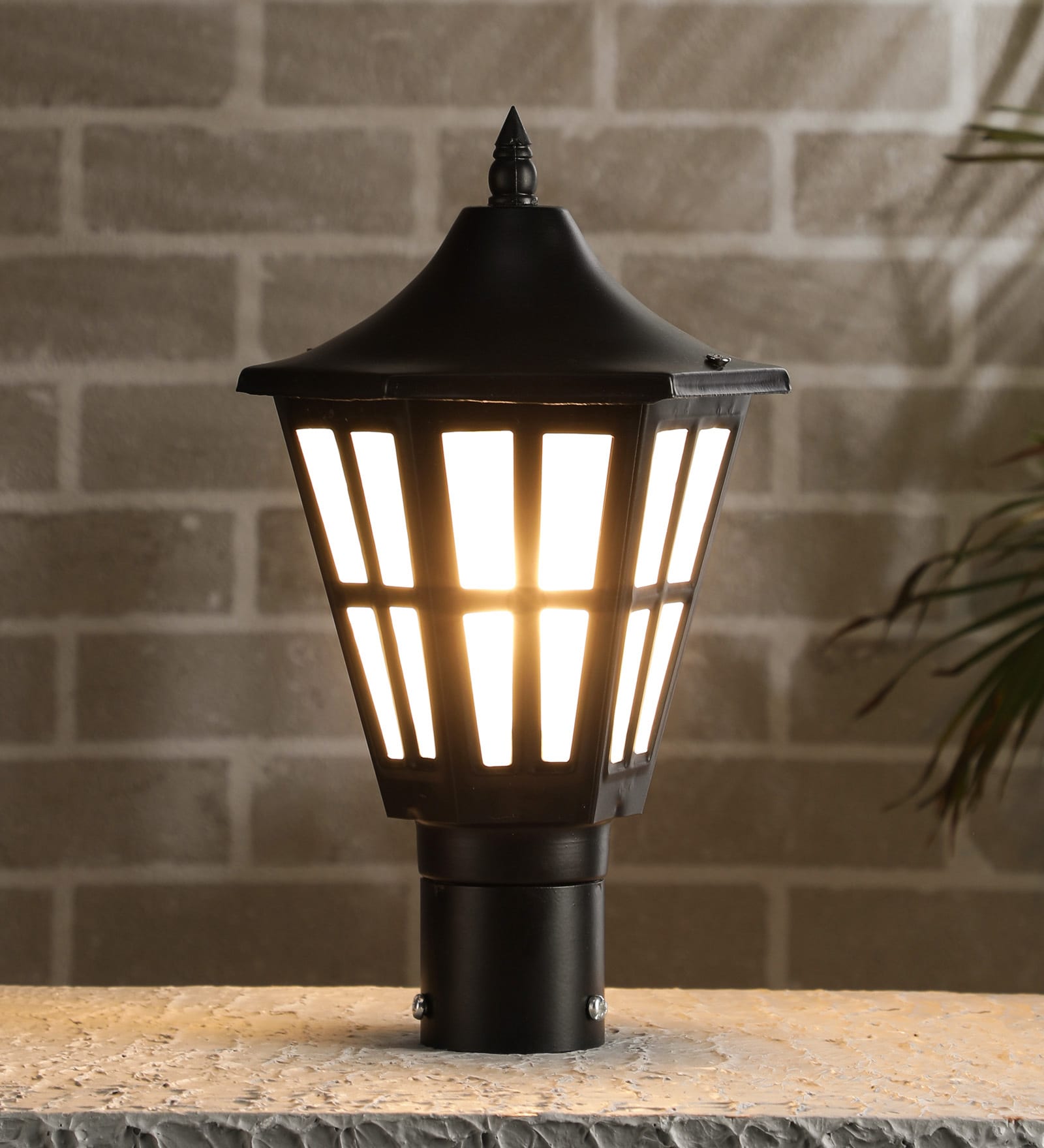 Black Metal Gate Light