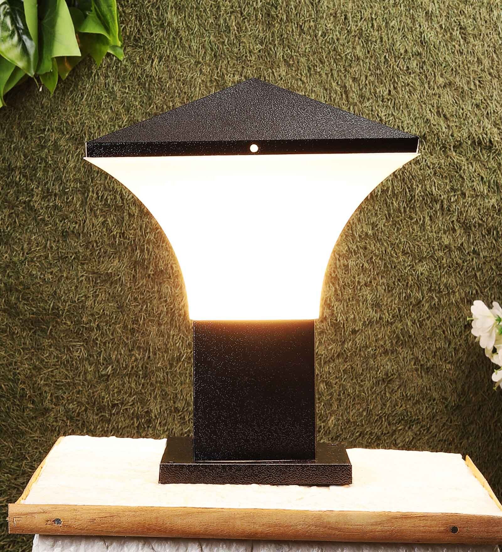 Black Metal Gate Light