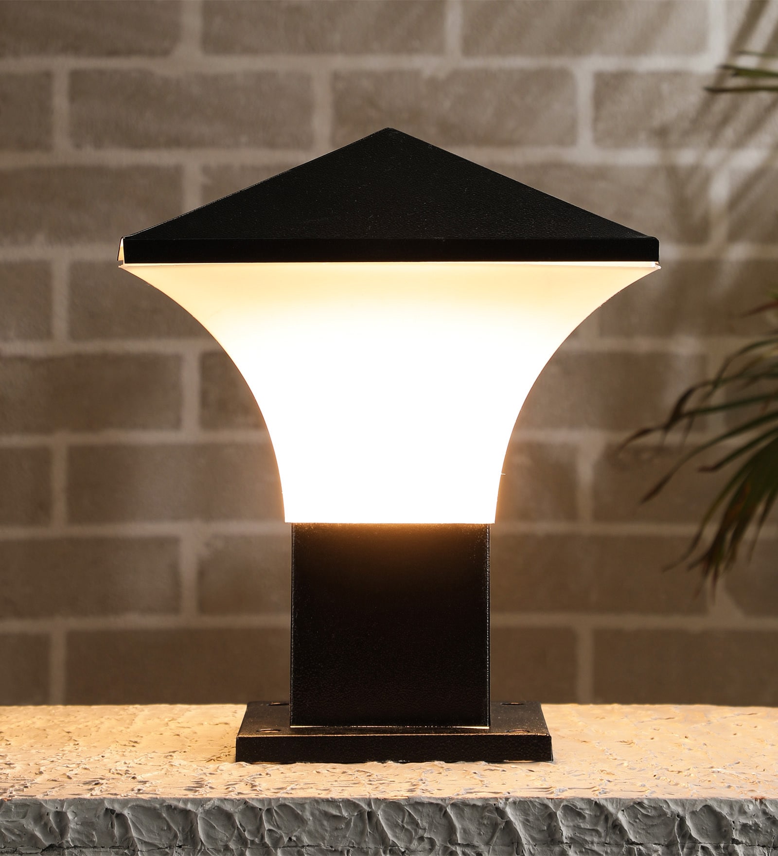 Horus Black Metal Gate Light