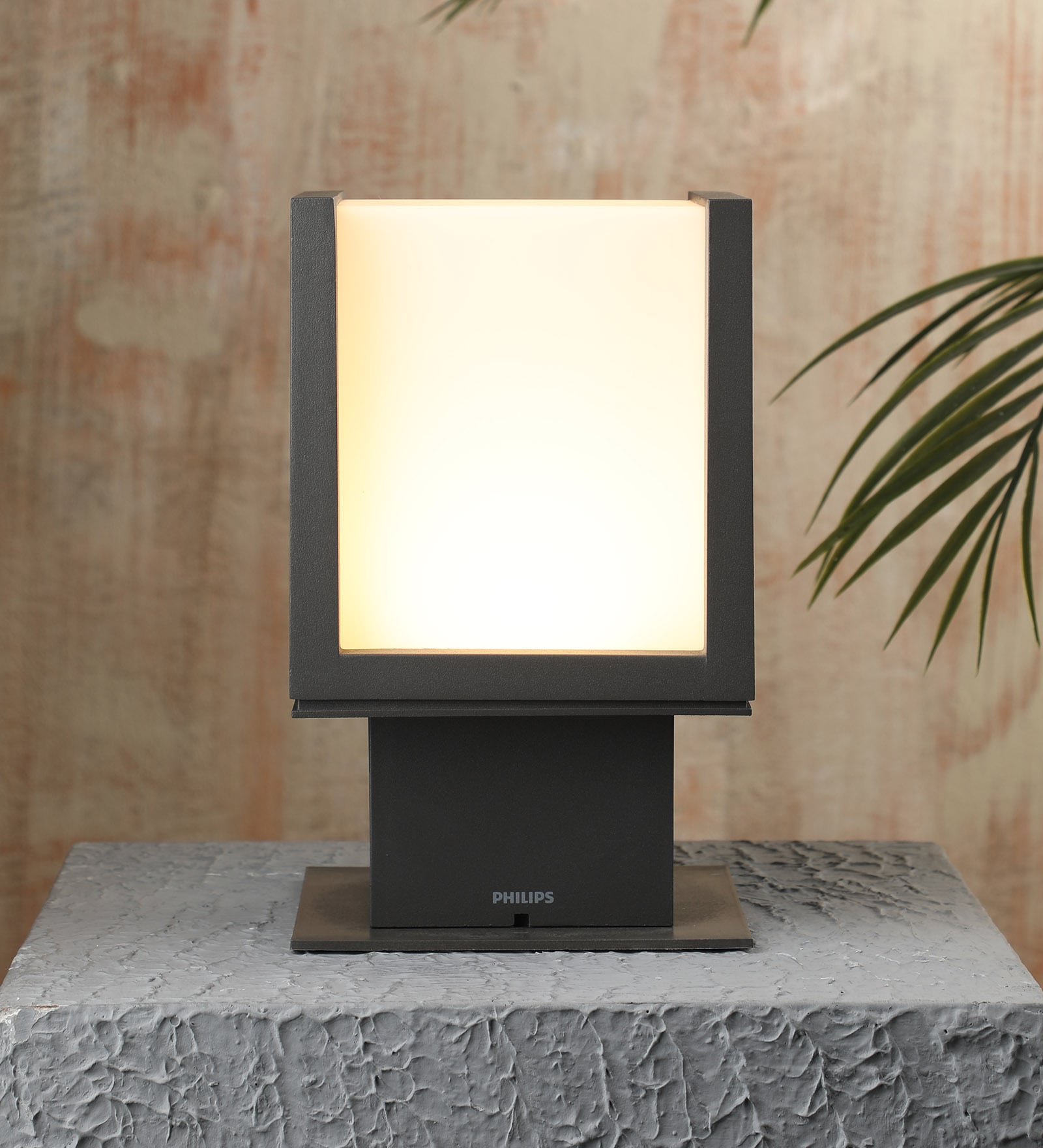 Black Metal Gate Light