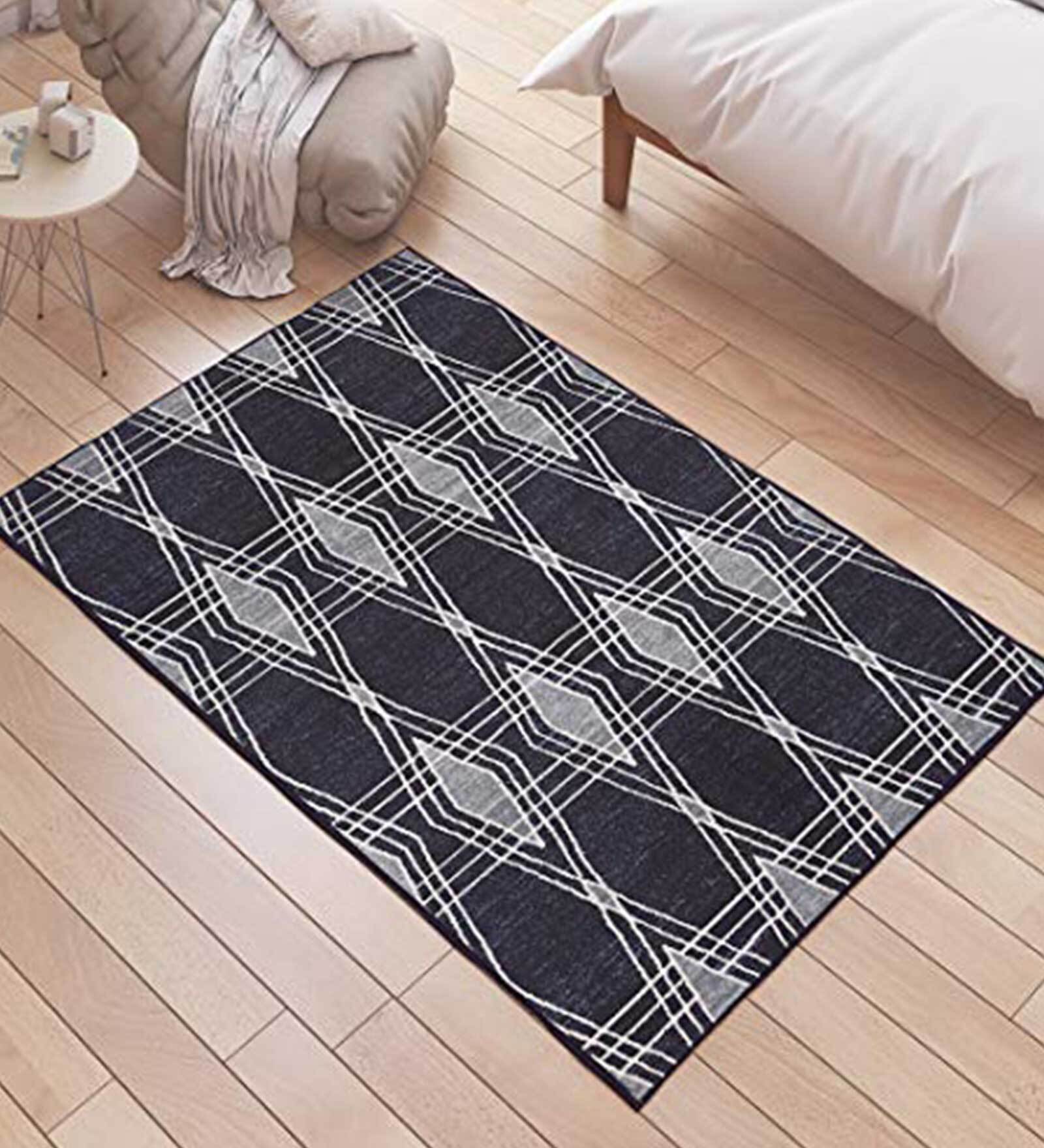 Black Polyester Geometrical 4 x 6 Feet Machine Made Carpet