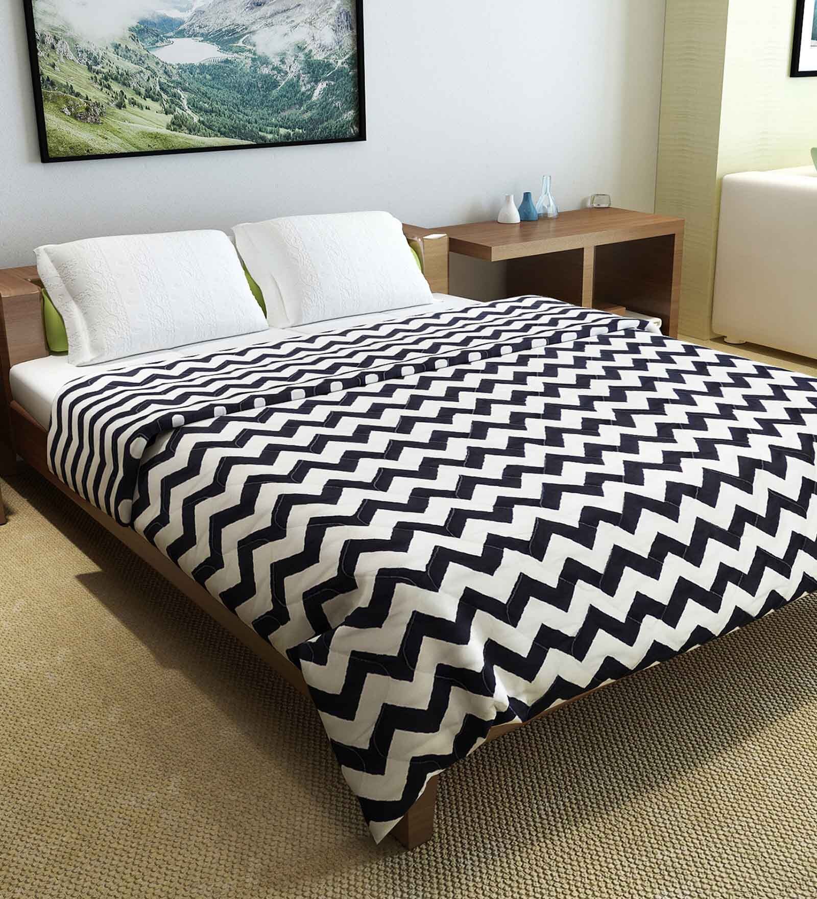 Black Polyester Abstract 120 GSM Double Bed Comforter Black Polyester Abstract 120 GSM Double Bed Comforter