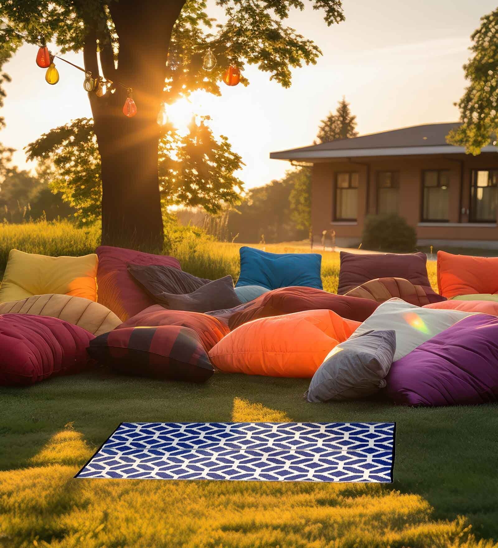 Blue Geometrical Polyproylene 4 ft x 6 ft Machine Made Picnic Mat