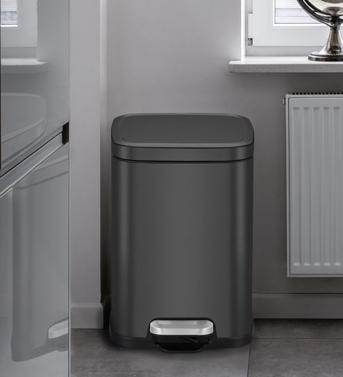 Black 6 ltrs Step Dustbin with Fingerprint Resistant