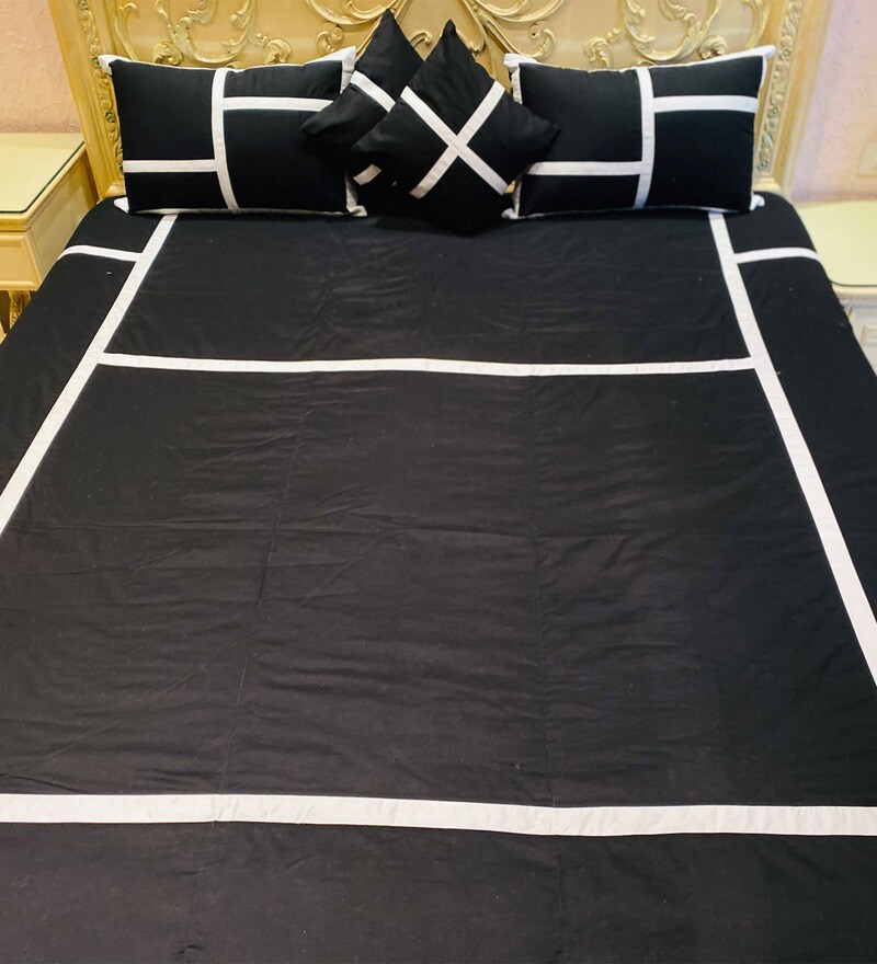 Buy Black Solid TC 300 Cotton Bedcover With 2 Pillow Covers And 2
