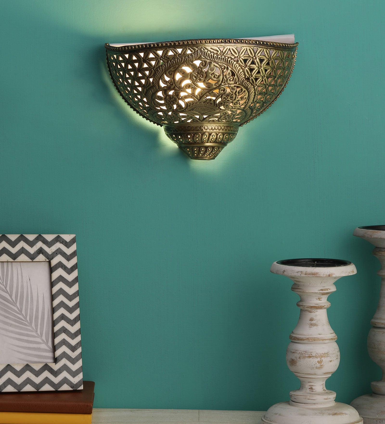 Metal Novelty Wall Light (Brass)