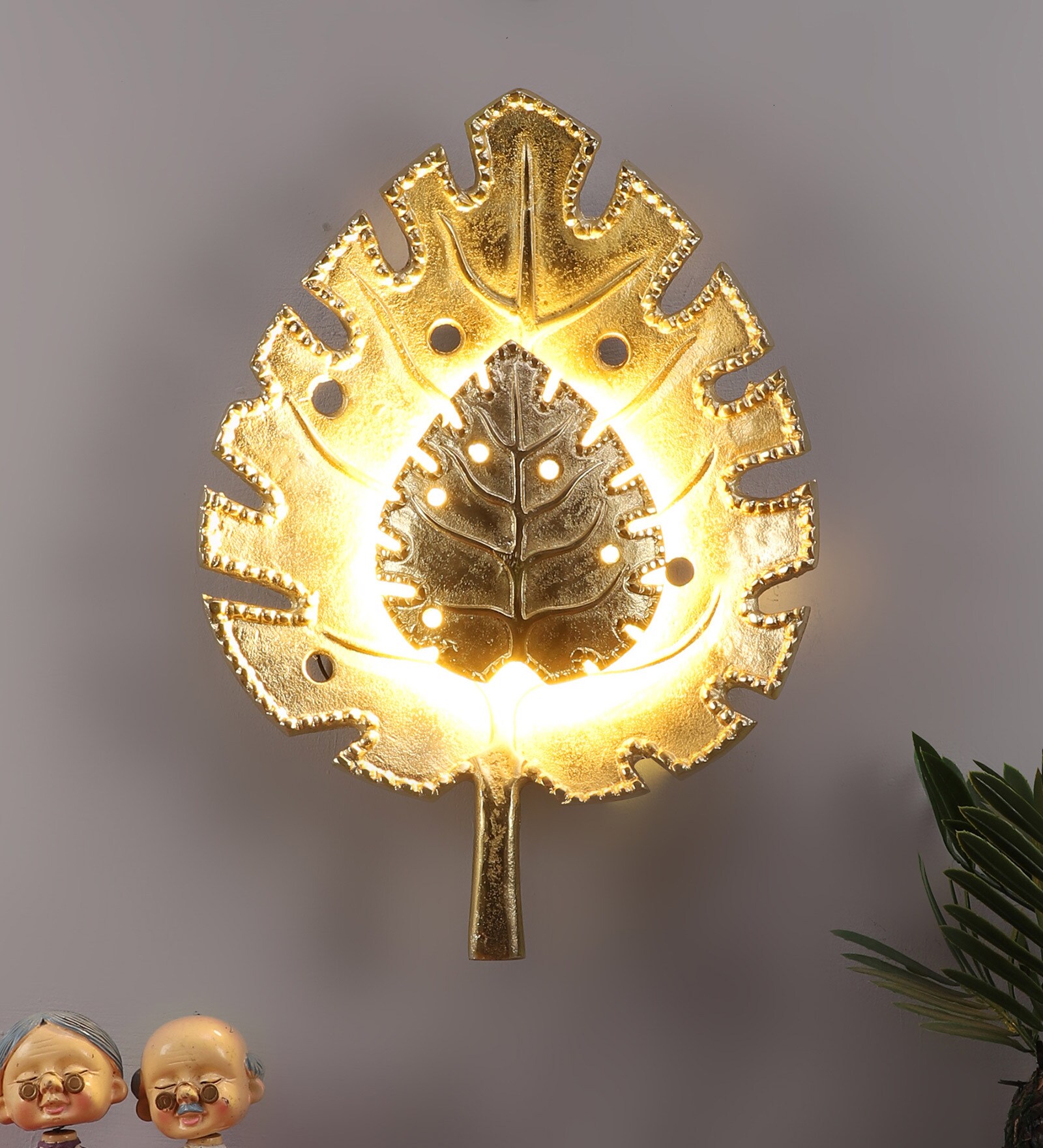 Dayna Metal LED Novelty Wall Light (Gold)