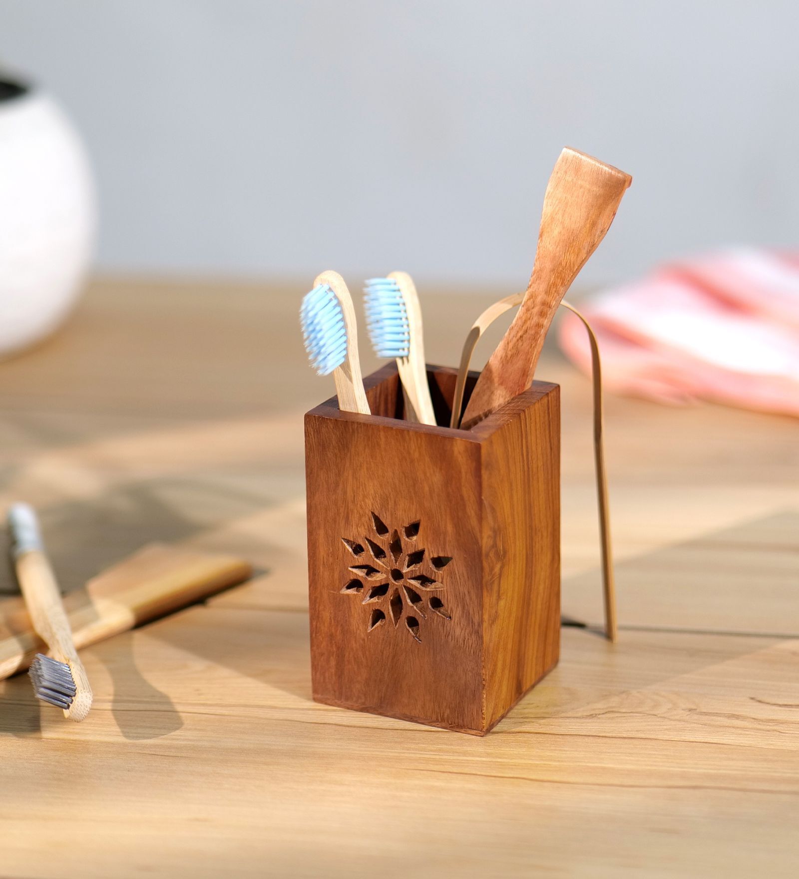 Brown Sheesham Wood Pen Holder