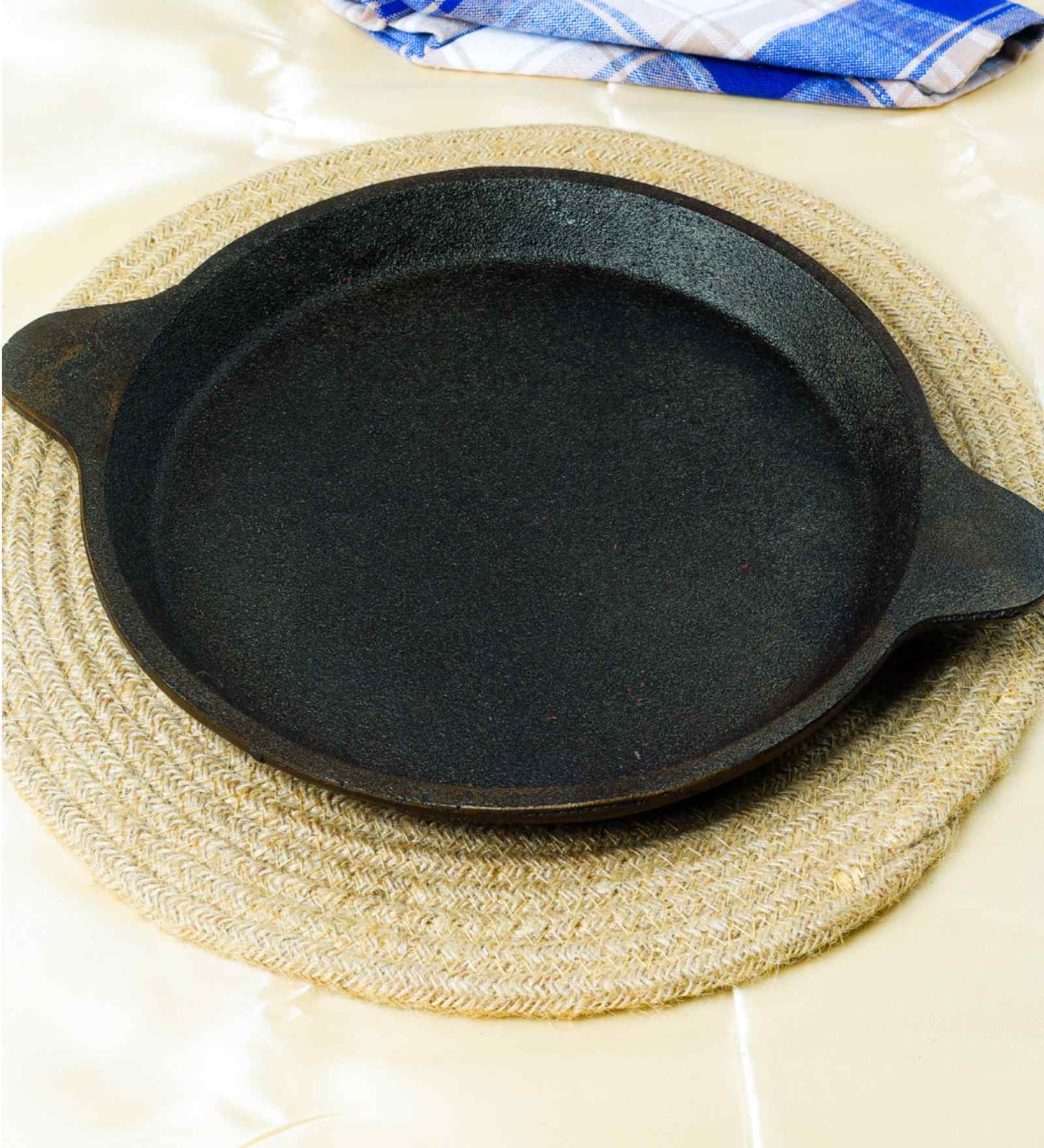 Black Iron Fry Pan Pre-Seasoned & Nonstick Medium Size: 25 cm (9 inch) 2.7kg Double Handle Design