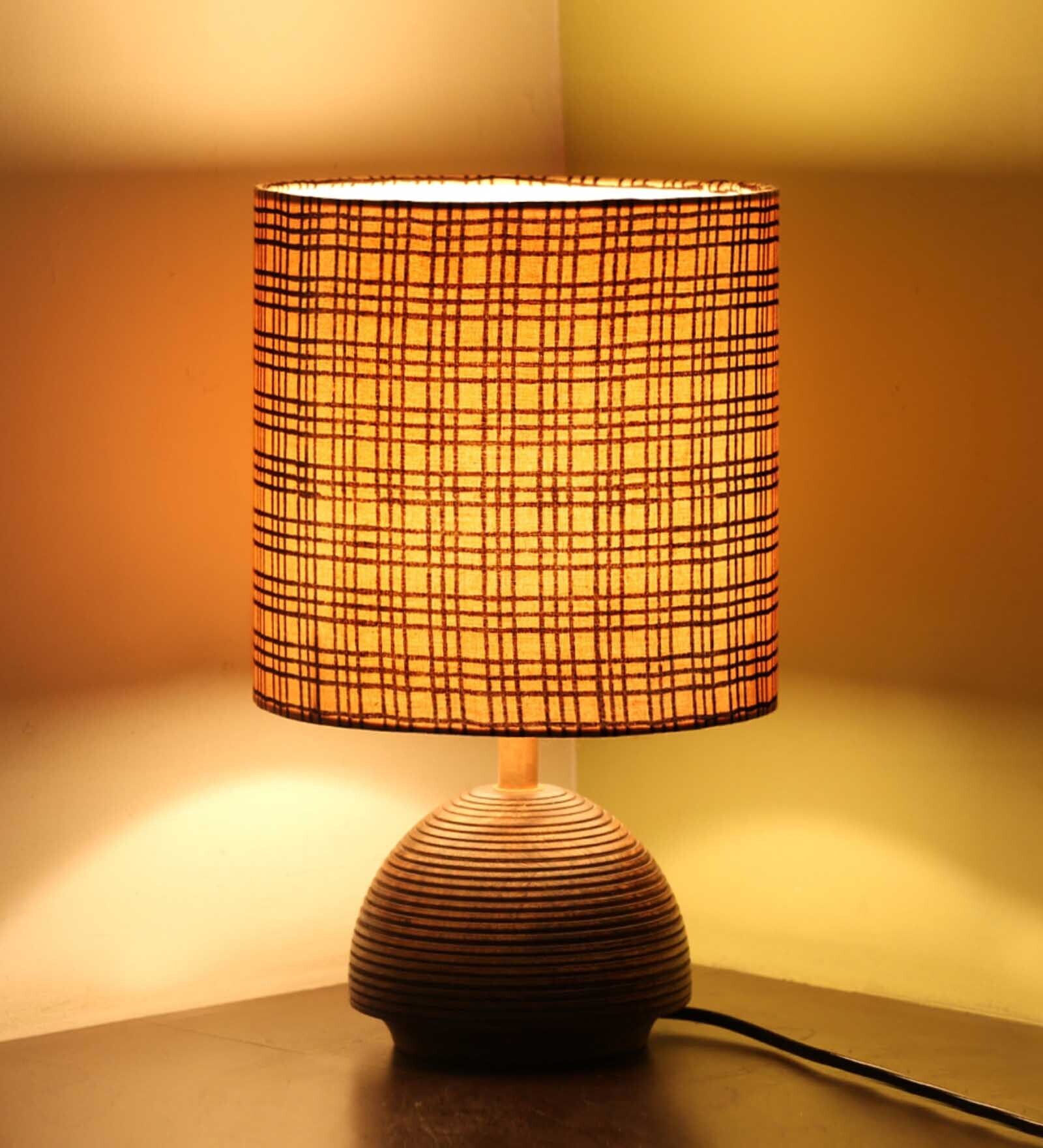 Checkered-Carved Table Lamp in Mango Wood