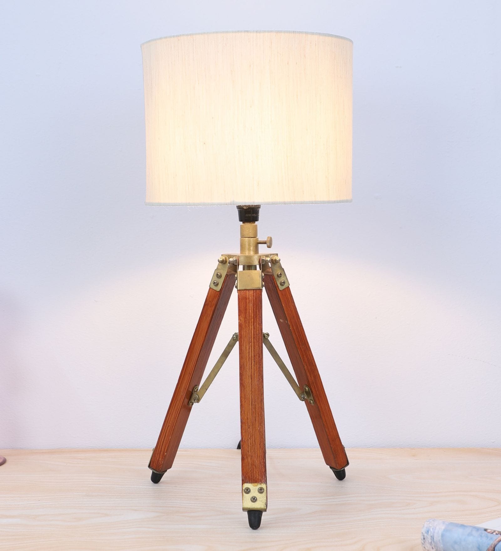 Classic Vintage Tripod Brown Mangowood Table Lamp With Off White Cotton Shade