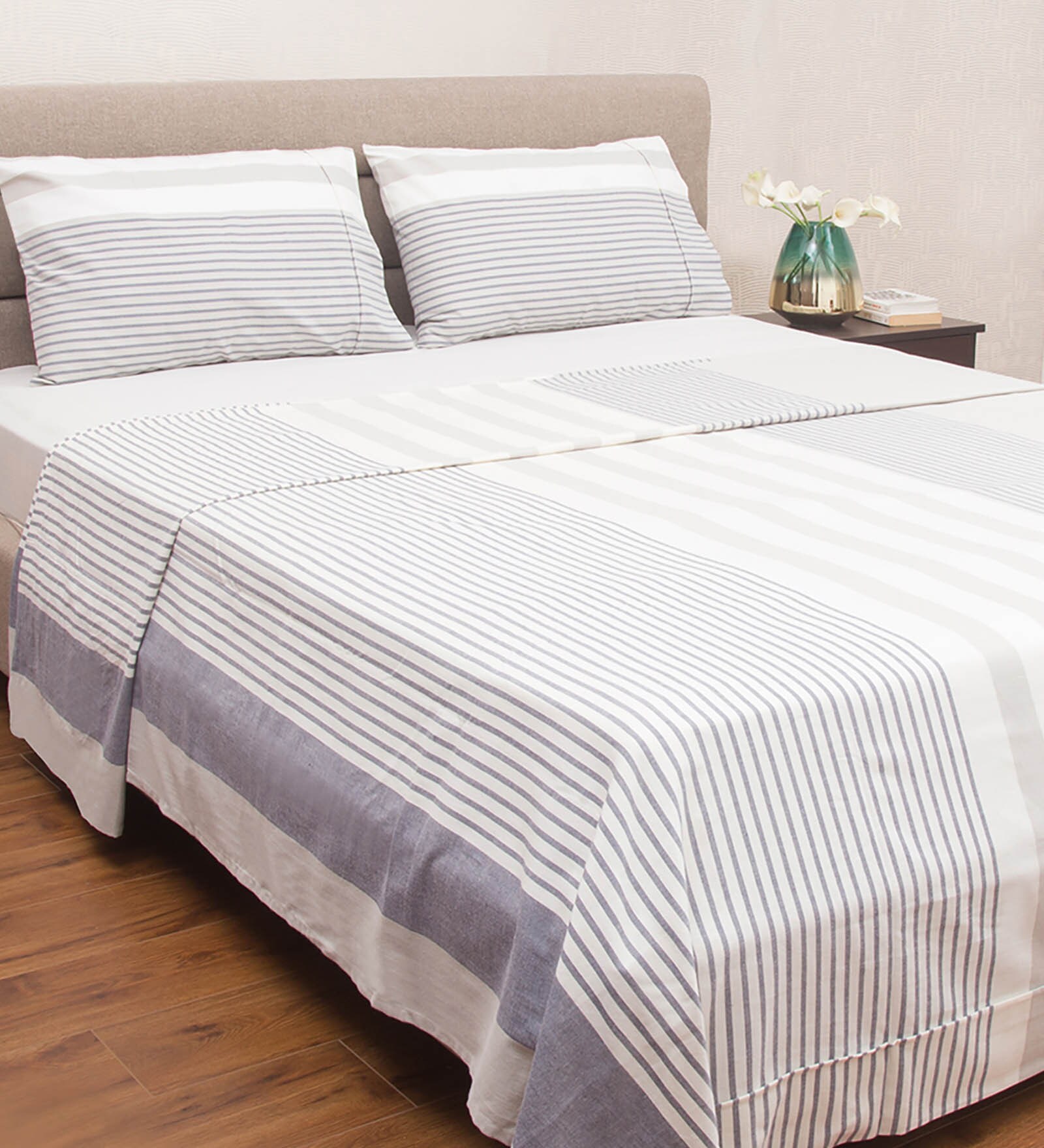 Cotton 200 TC Double Bed Cover With 2 Pillow Covers