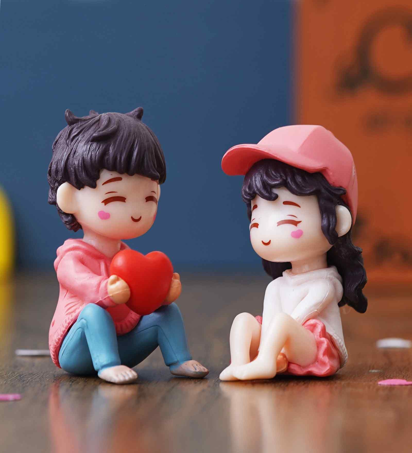 Cute Romantic Couple Multicolour Polyresin Showpieces