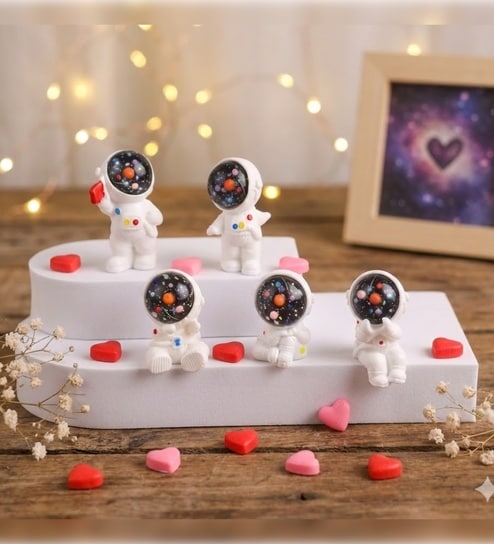 Pack of 5 Cute Astronaut Spaceman Miniature  Showpieces