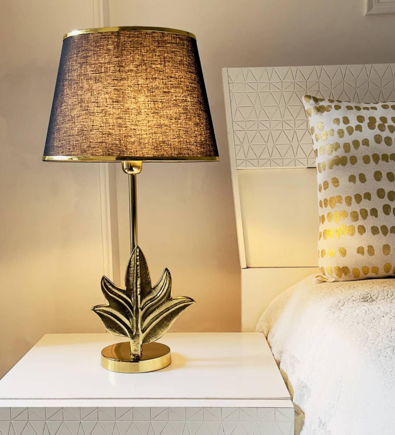Antique Brass Finish Metal Design Ivy Leaf Table Lamp Antique Brass Finish Metal Design Ivy Leaf Table Lamp