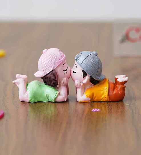 Decorative Cute Kissing Couple Polyresin Showpieces