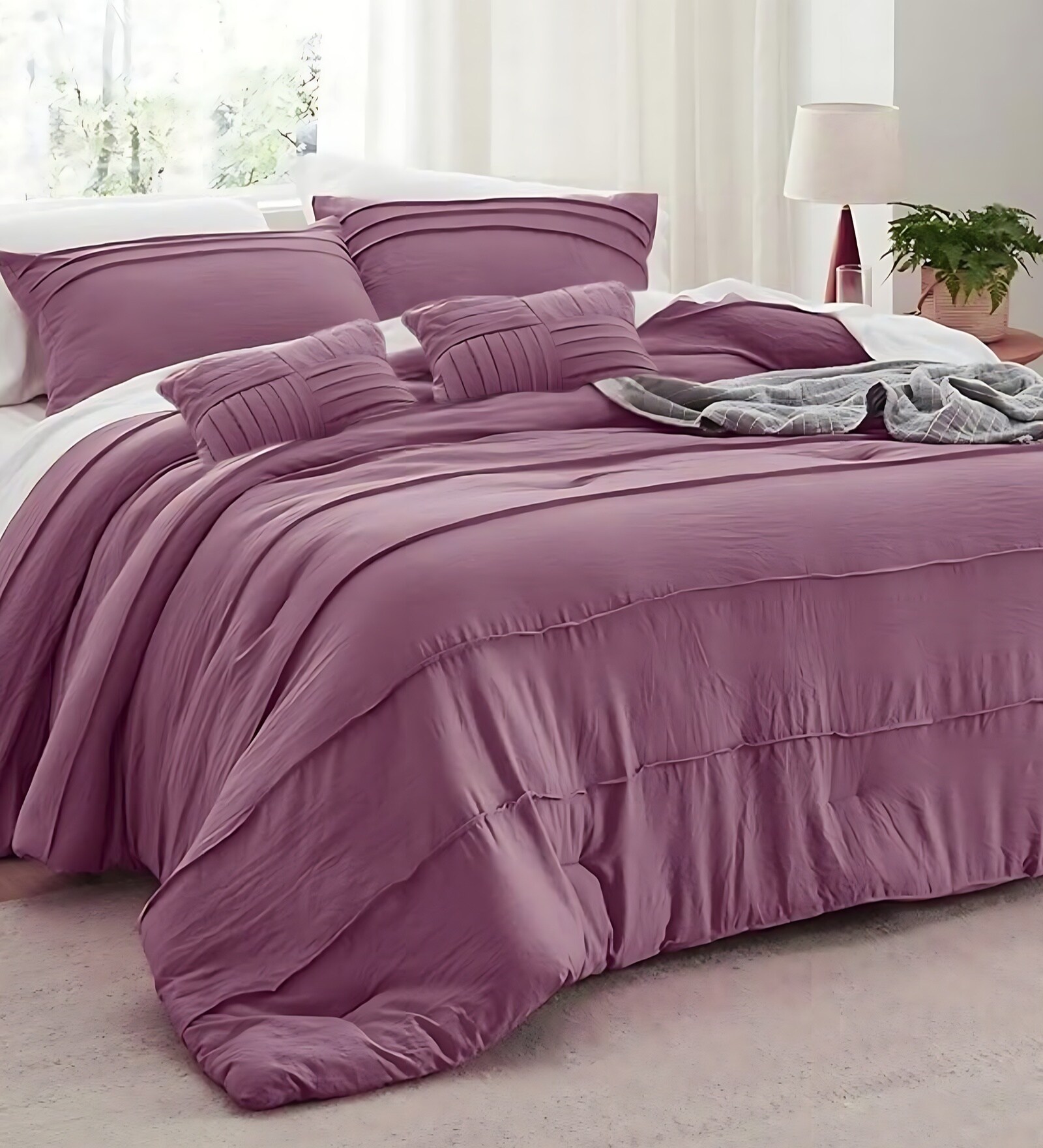 Elysium All Season Comforter With 2 Pillow Covers And 2 Accent Cushions