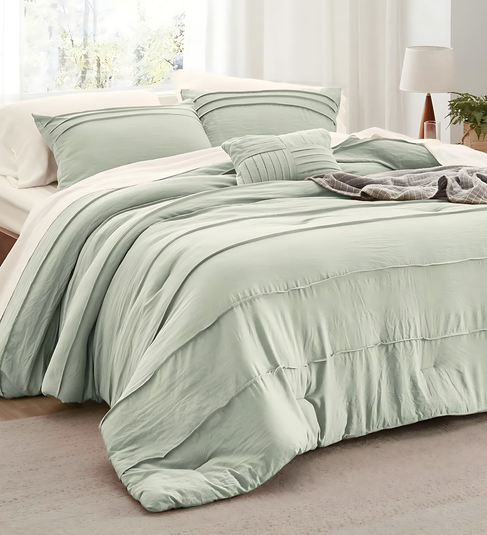 Elysium All Season Comforter With 2 Pillow Covers And 2 Accent Cushions