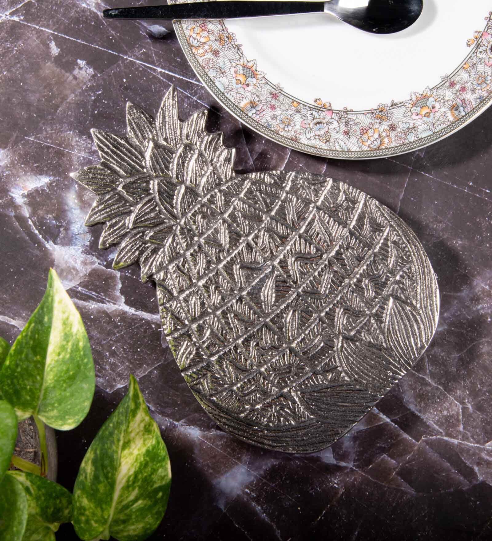 GIBOX Pine Trivet Stand Dish Decorative Serving Platter Tray Dining Table Fancy Food Golden Crocodile