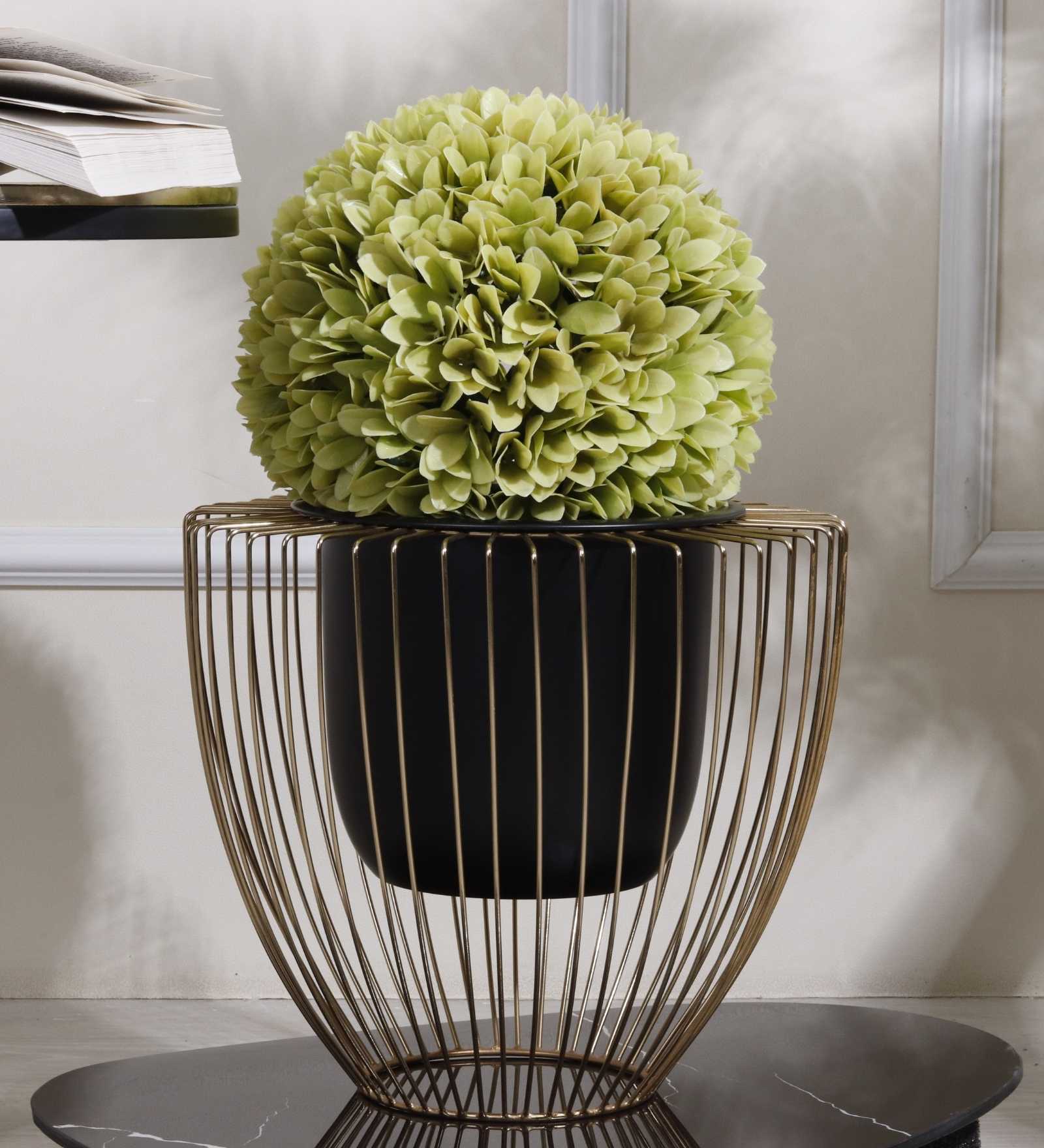 Gloria Riga Black & Gold Metal Planter Gloria Riga Black & Gold Metal Planter