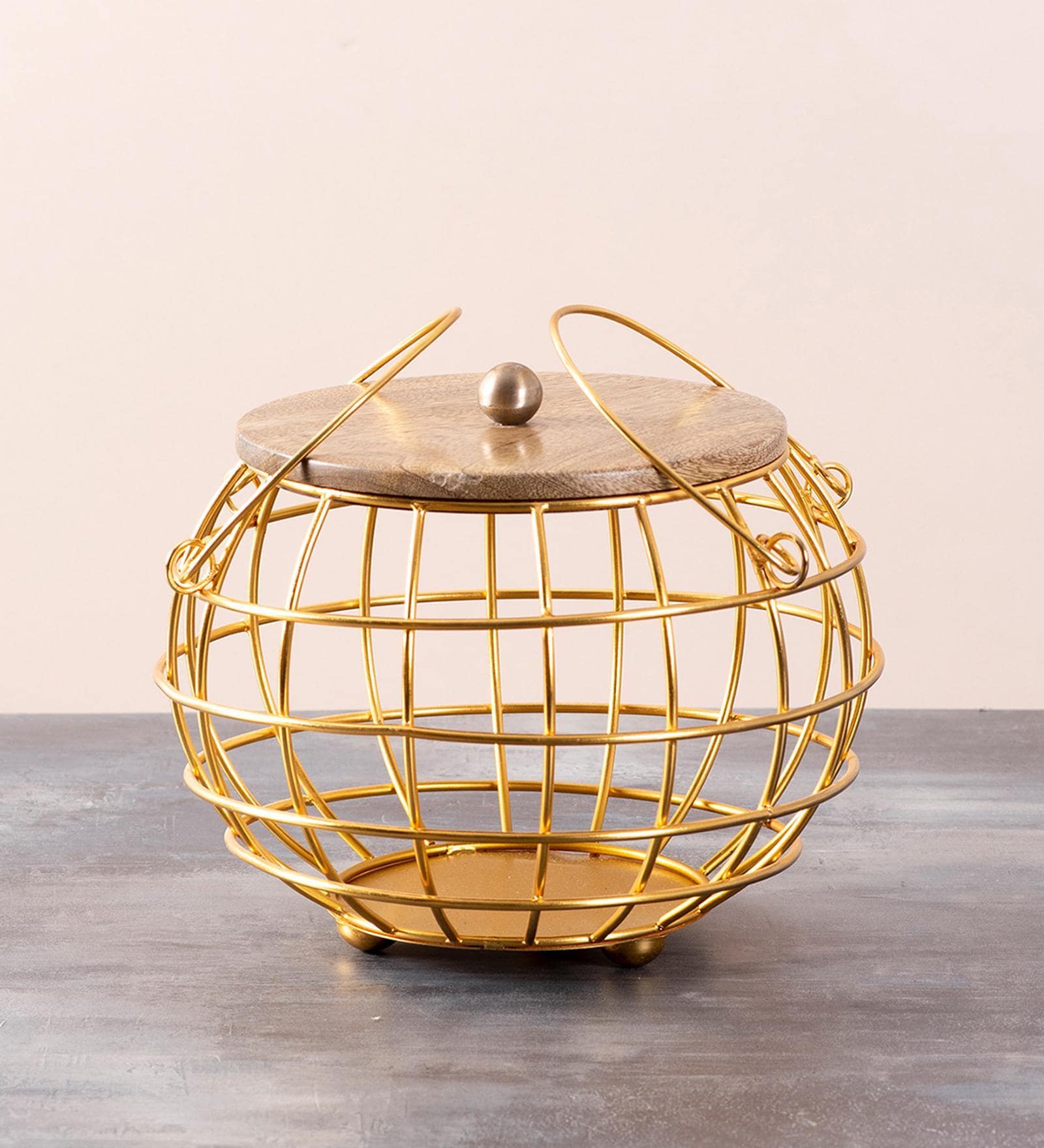 Cache wire basket with lid in Gold Color