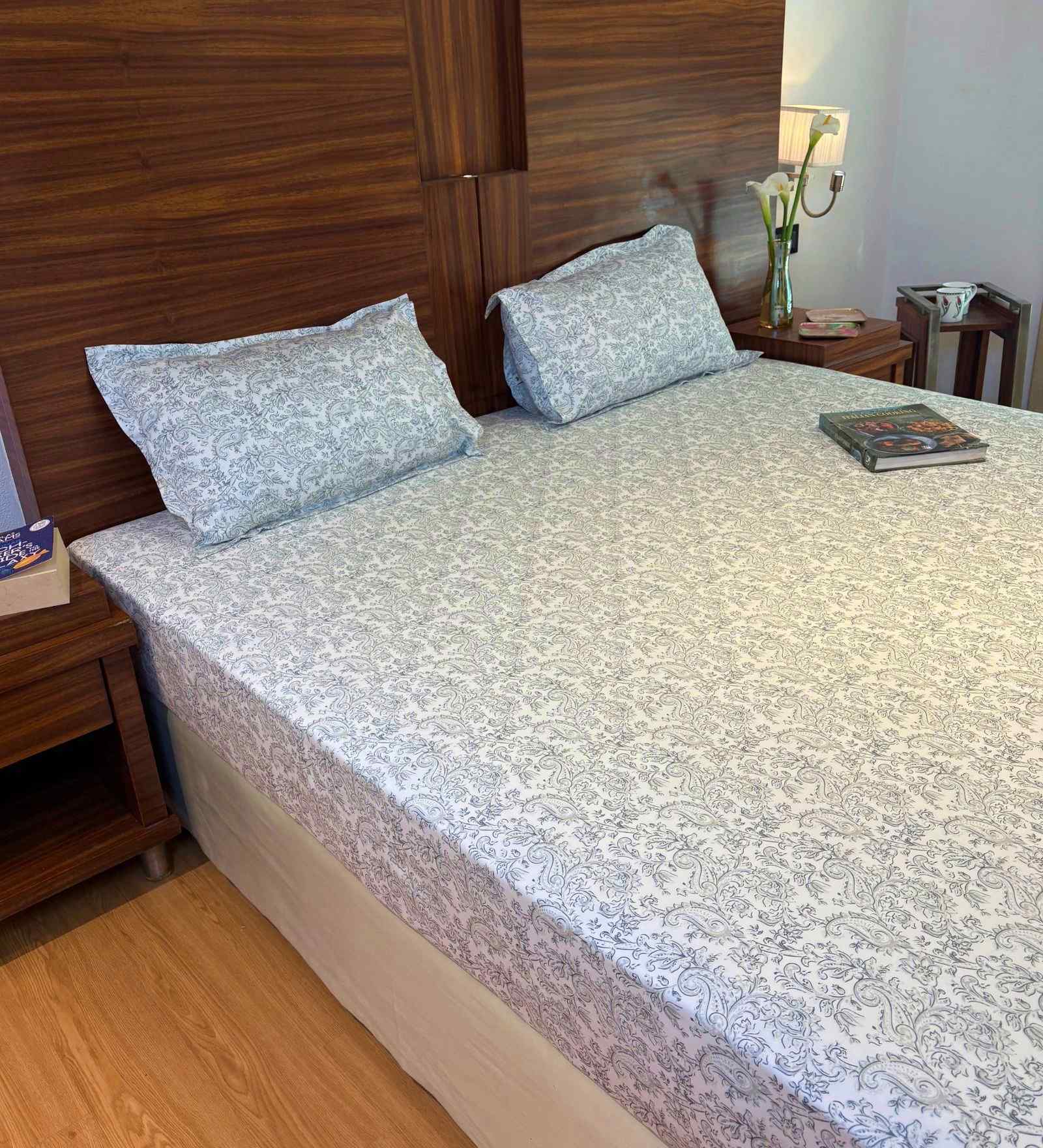 Green 100% Cotton King Sized Double Bedsheet with 2 Pillow Covers Green 100% Cotton King Sized Double Bedsheet with 2 Pillow Covers