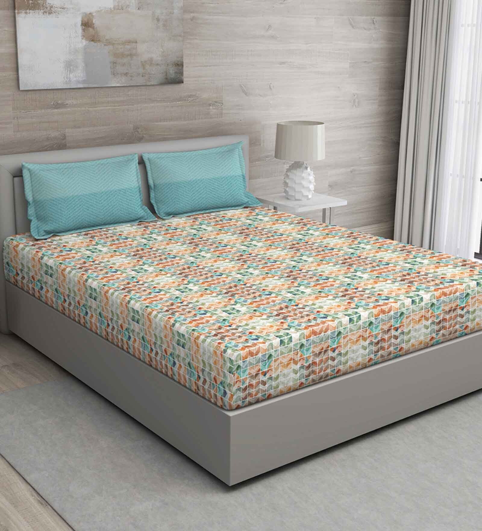 Green Geometric 150 TC Cotton Queen Sized Bed Sheets with 2 Pillow Covers