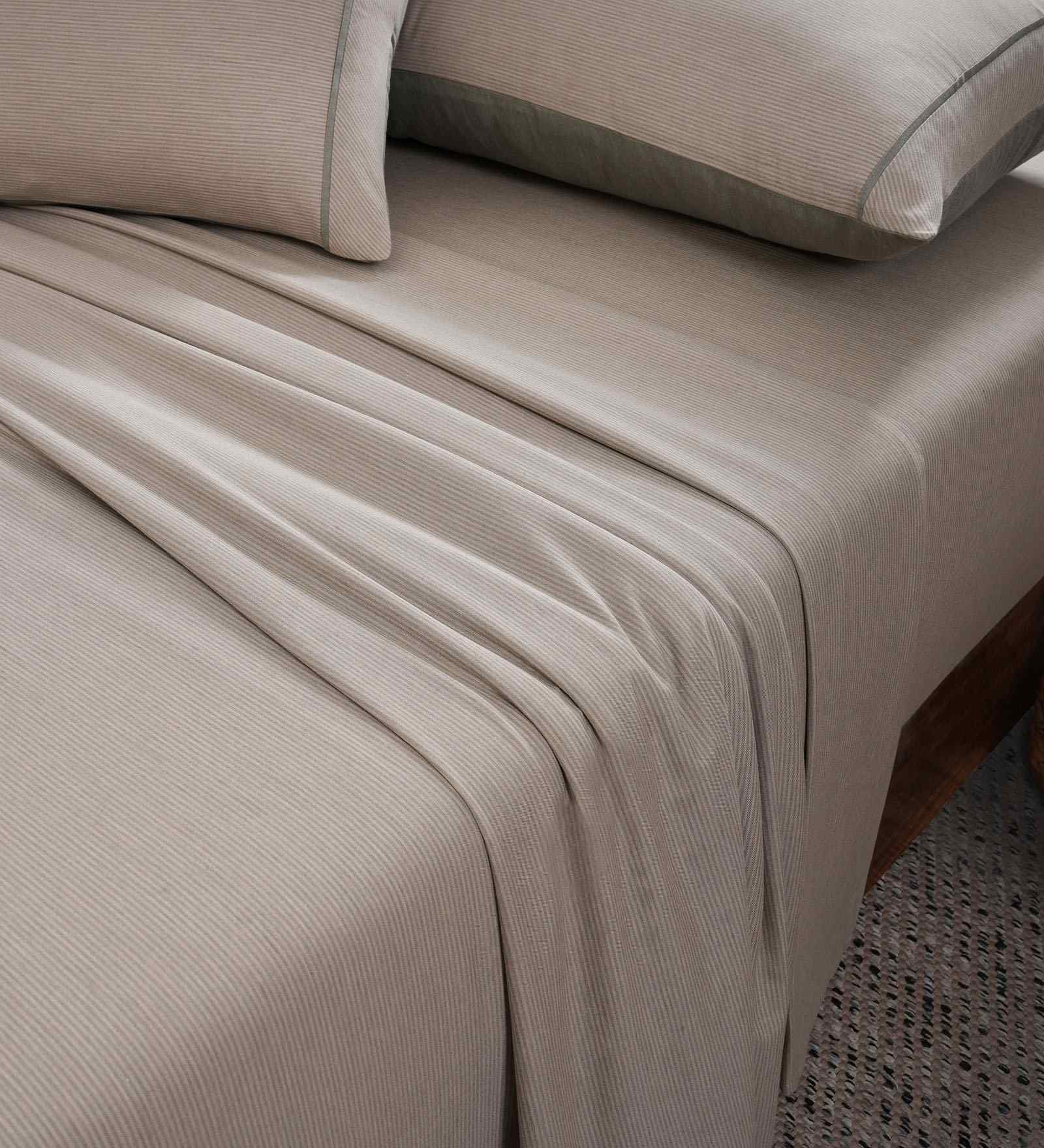 Green Solid 300 TC Cotton King Size Bed Sheet with 2 Pillow Covers 24 Collection