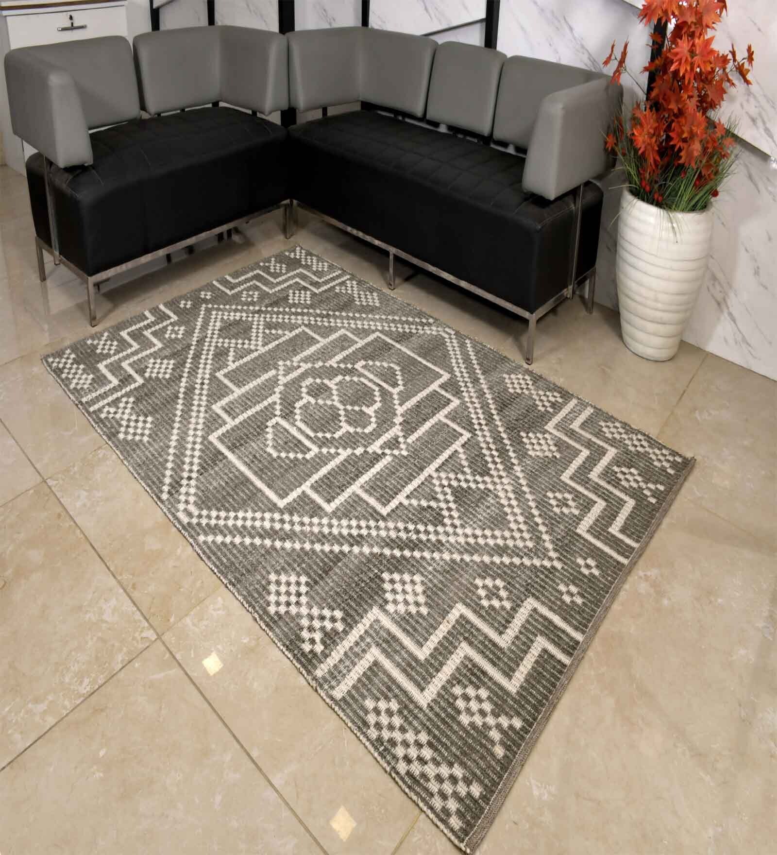 Grey Abstract Polyester 5 ft x 8 ft Machine Made Carpet