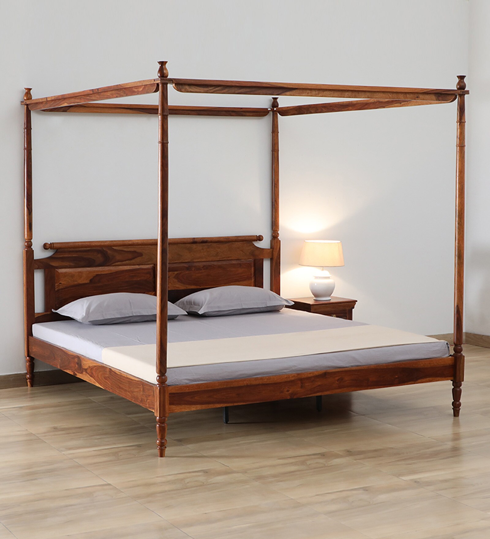 Harleston Sheesham Wood King Size Poster Bed in Scratch Resistant Honey Oak Finish Harleston Sheesham Wood King Size Poster Bed in Scratch Resistant Honey Oak Finish