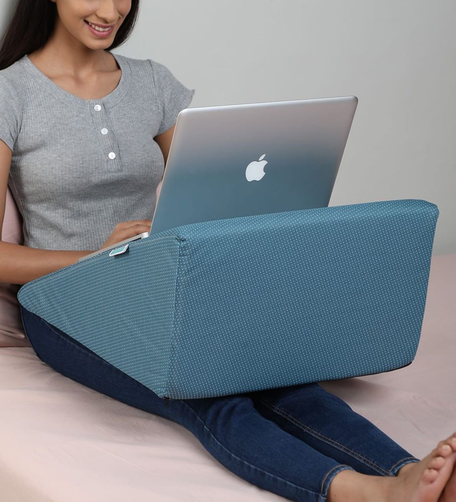 Orthopedic HR & Memory Foam Bed Wedge 18X18 Inch In Small Size with Removable Cover