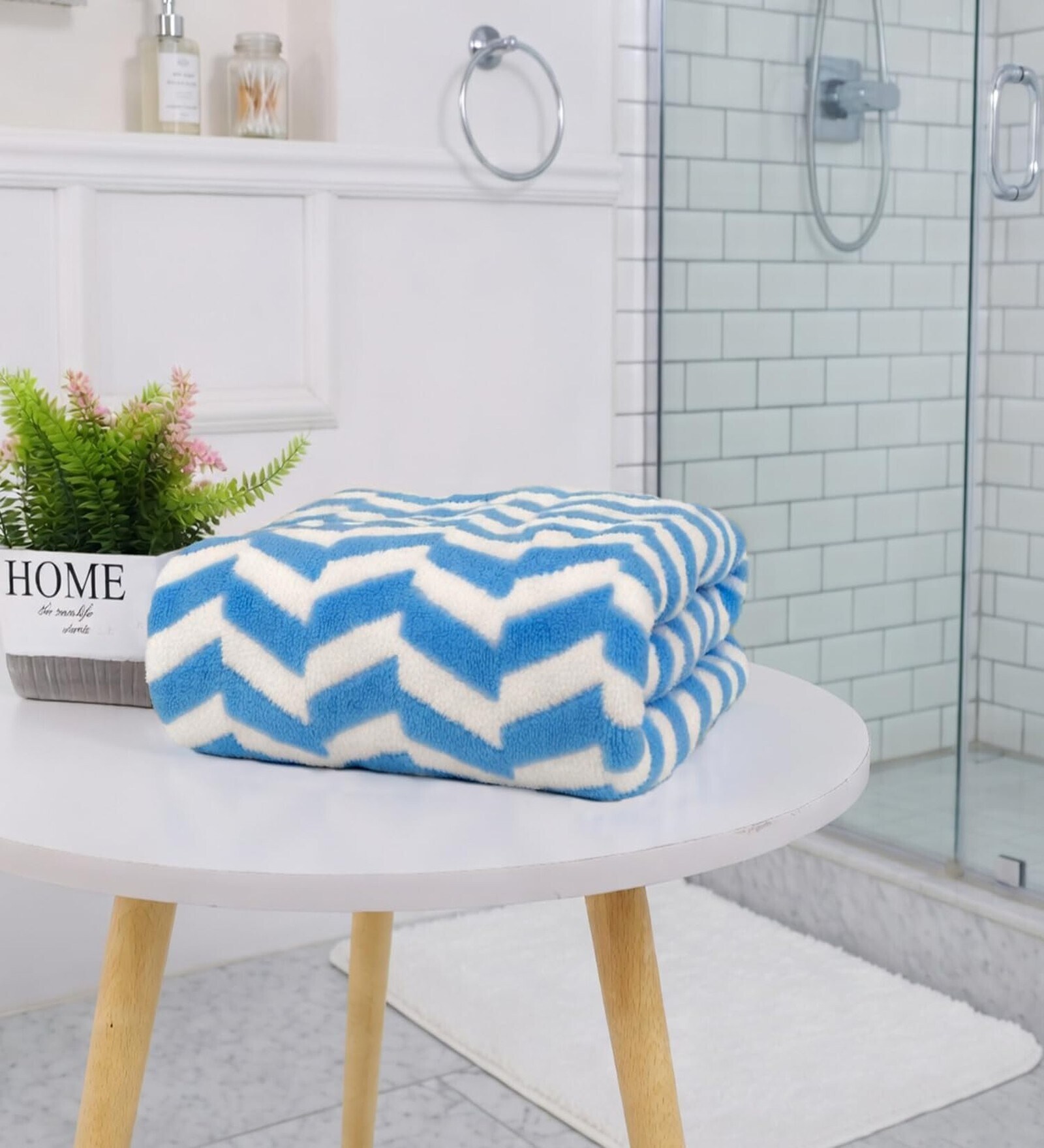 Blue Microfibre Chevron Bath Towel 70x132 cm