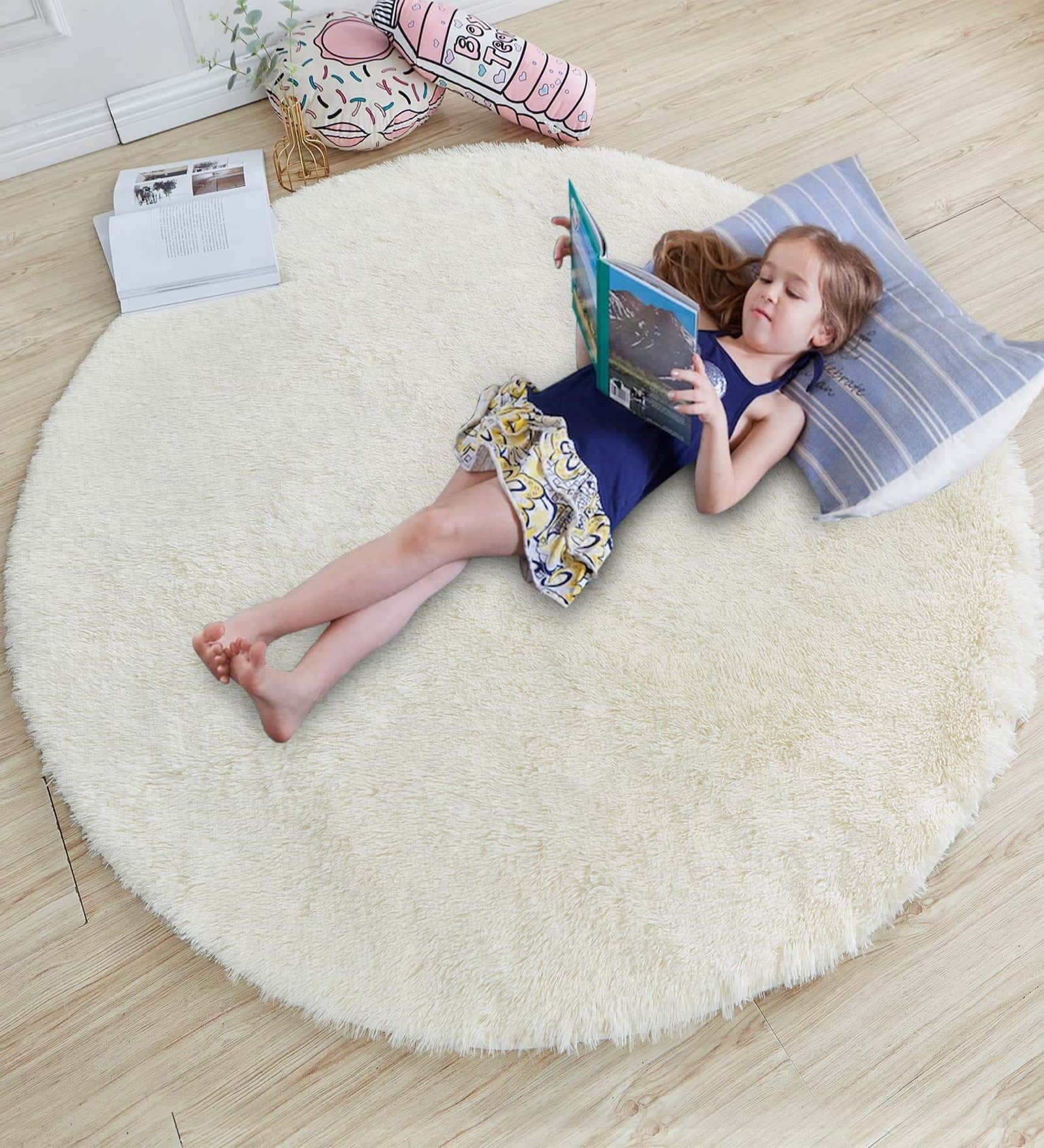 Ivory Solid Polyester 5x5 Feet Machine Made Shaggy Round Carpet