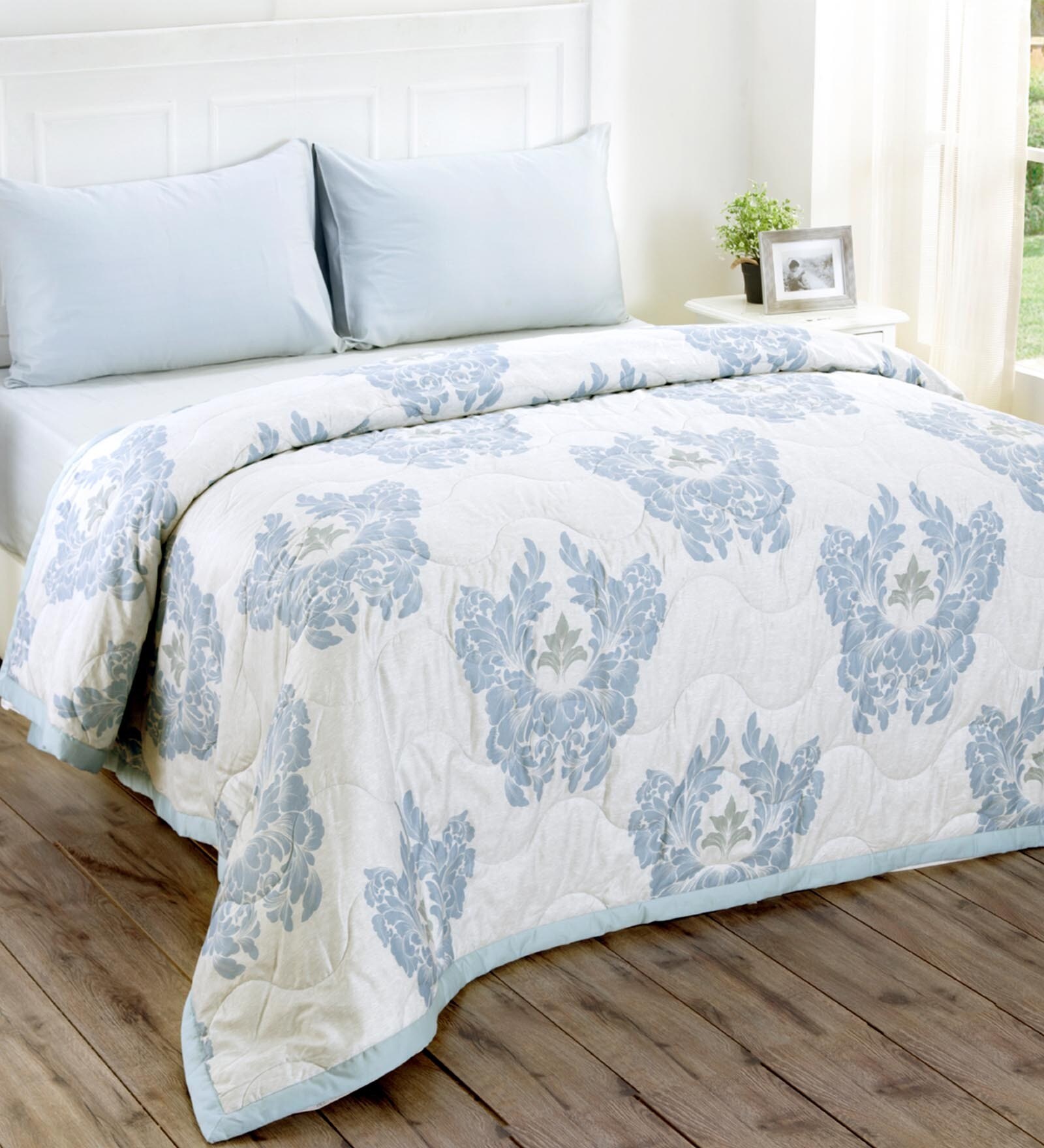 Jacquelyn Queen Size (104X90) Quilt In Blue Colour