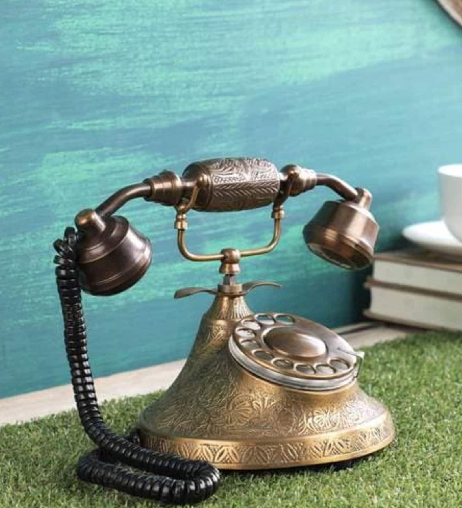 Maharaja Working Telephone In Golden
Brass Showpiece