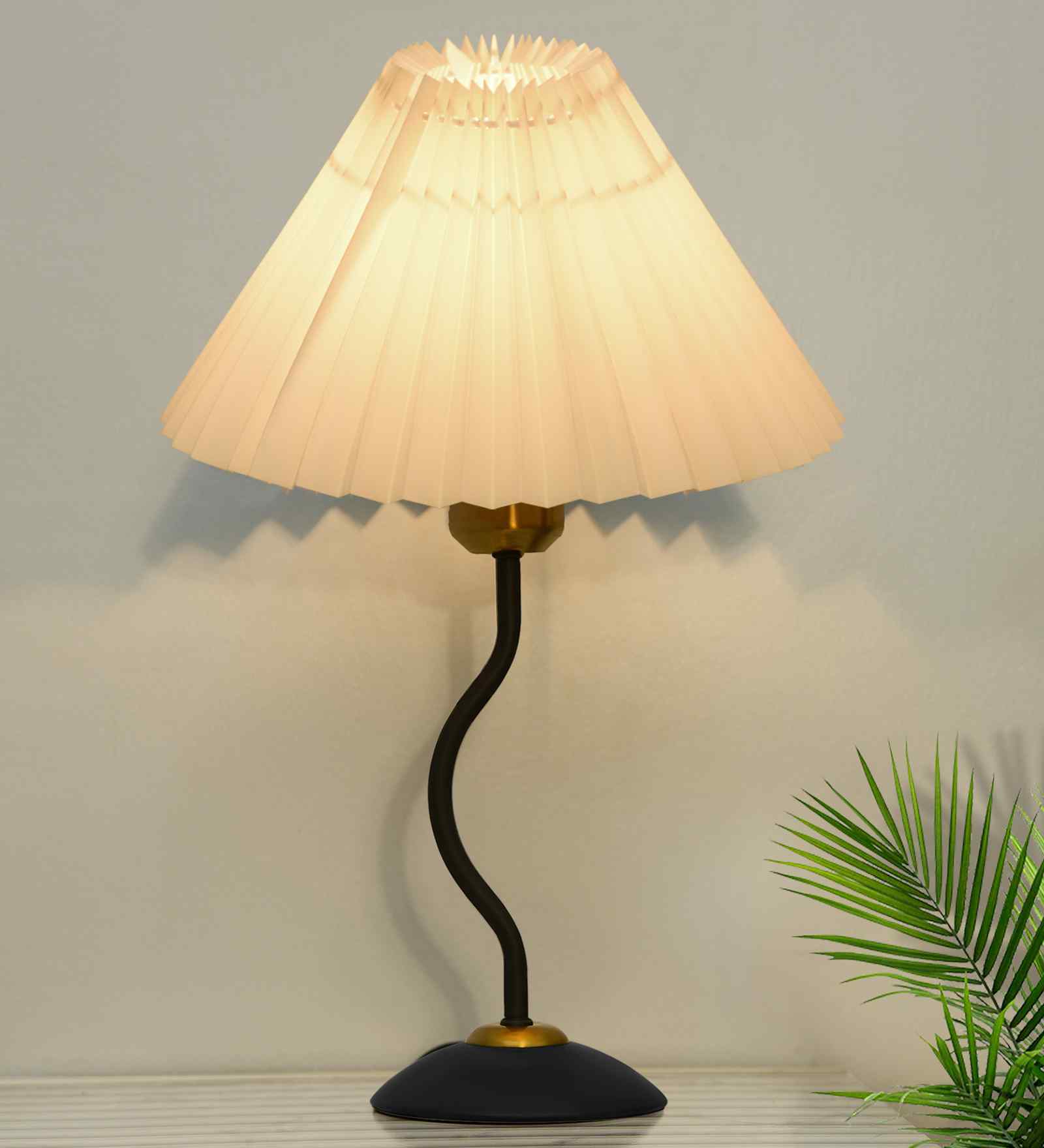 Matt Black Twister Small Pleated Lamp