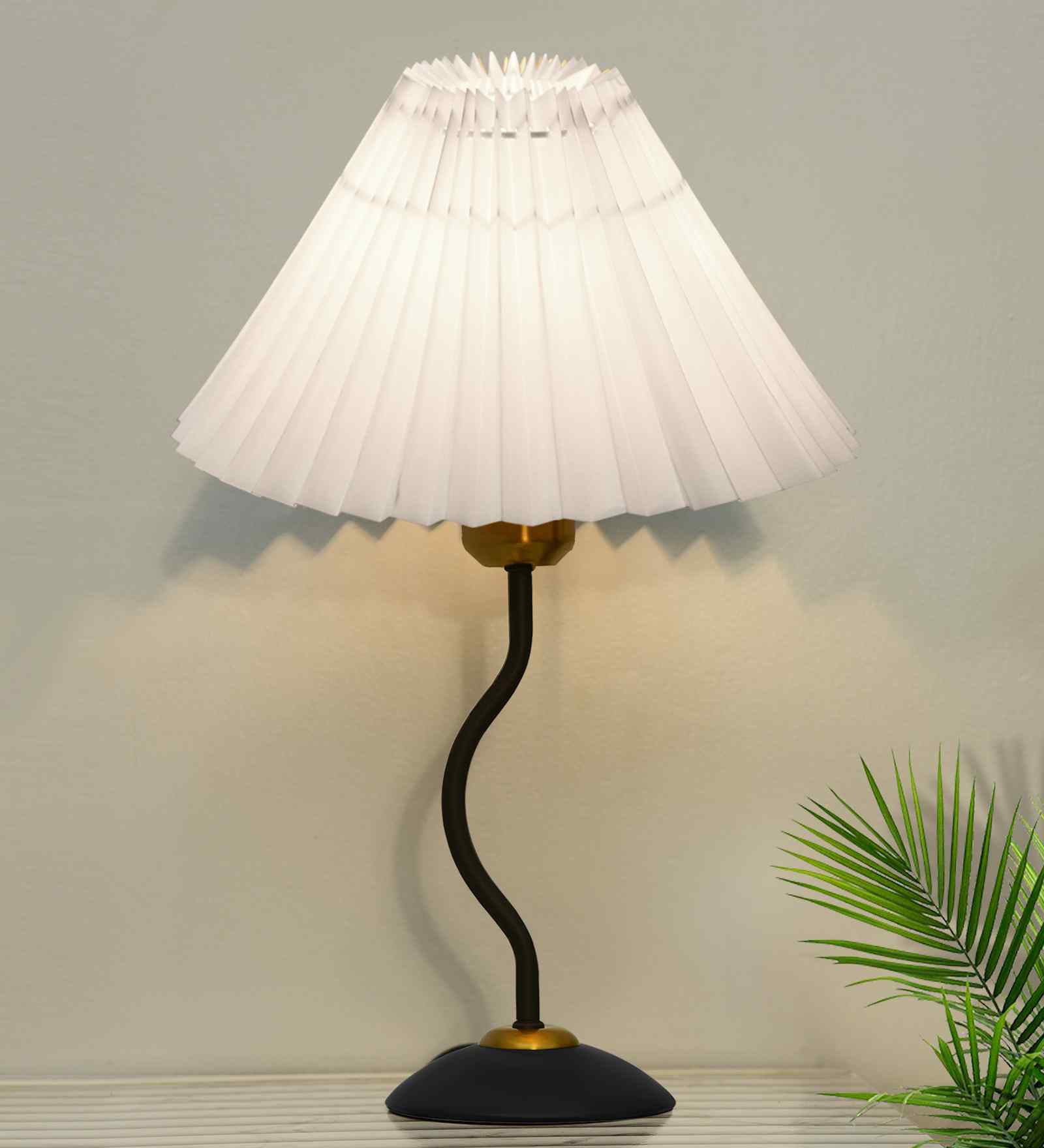 Matt Black Twister Small Pleated Lamp