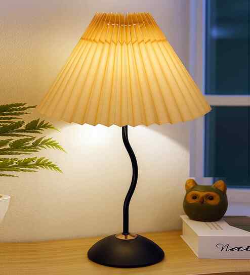 Matt Black Twister Small Pleated Lamp