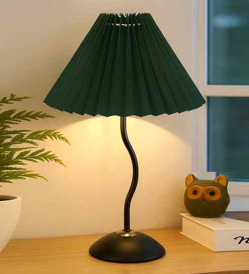 Matt Black Twister Small Pleated Lamp