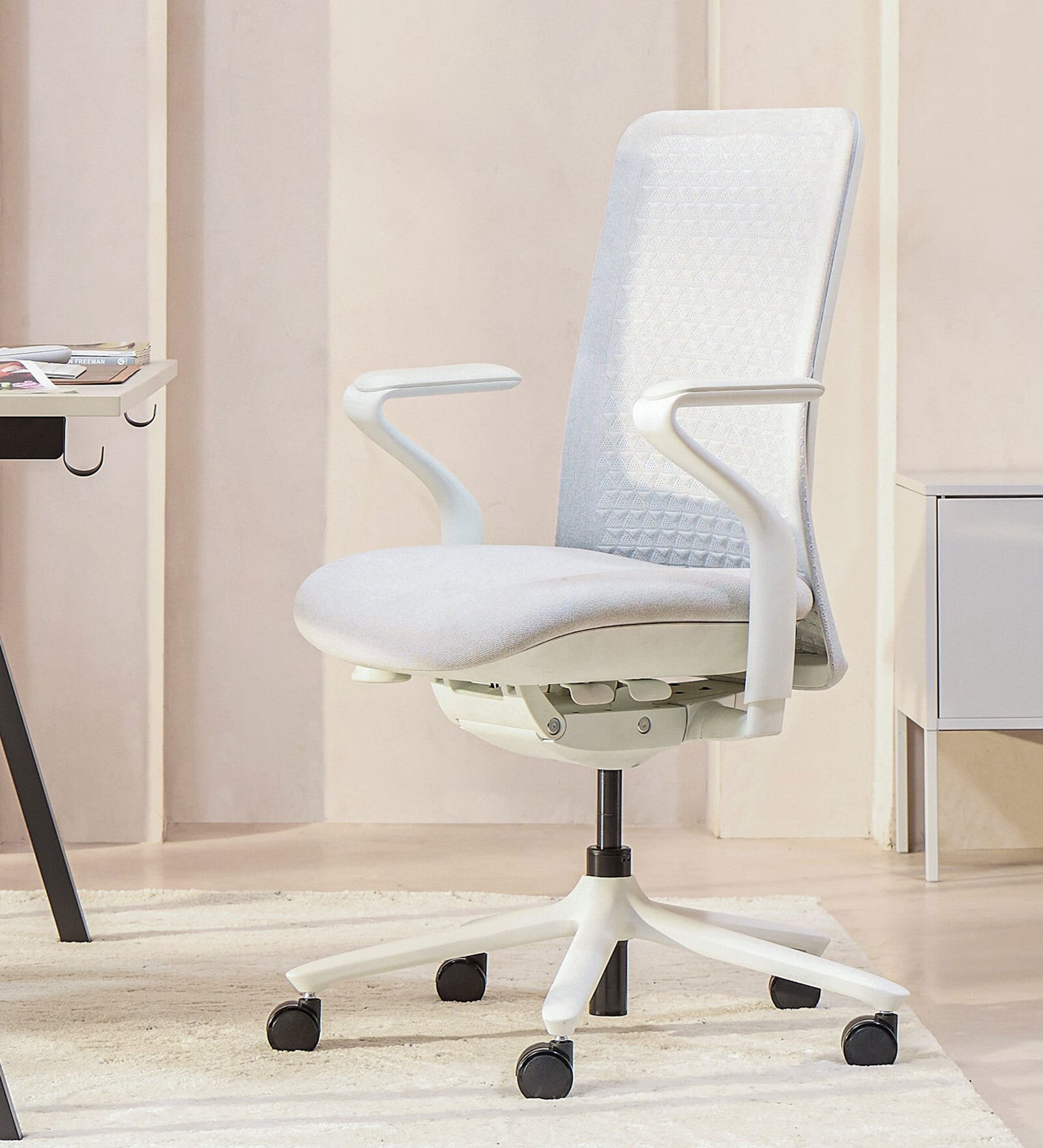 Model 92 Breathable Mesh Executive Chair In Ivory Colour Model 92 Breathable Mesh Executive Chair In Ivory Colour